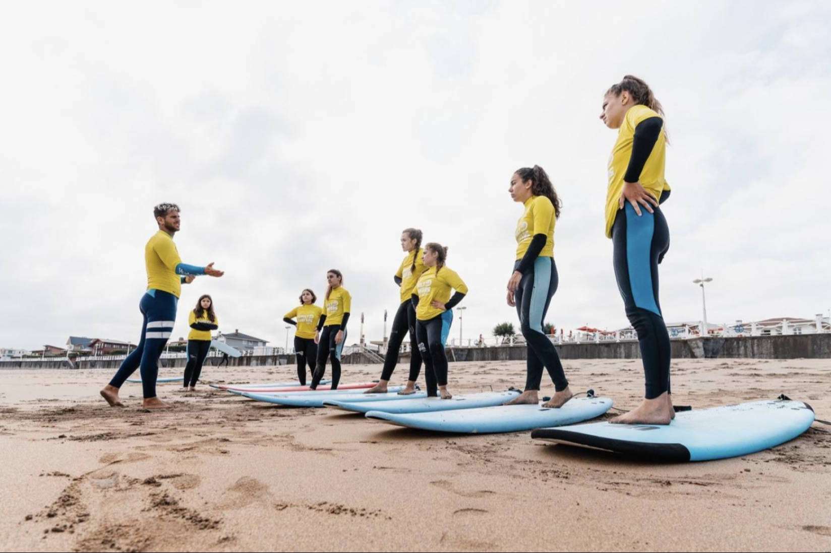 Family Surfers - Surfcamp Las Dunas invita a las personas a unirse a su escuela de surf este invierno con una oferta especial de alojamiento gratuito
