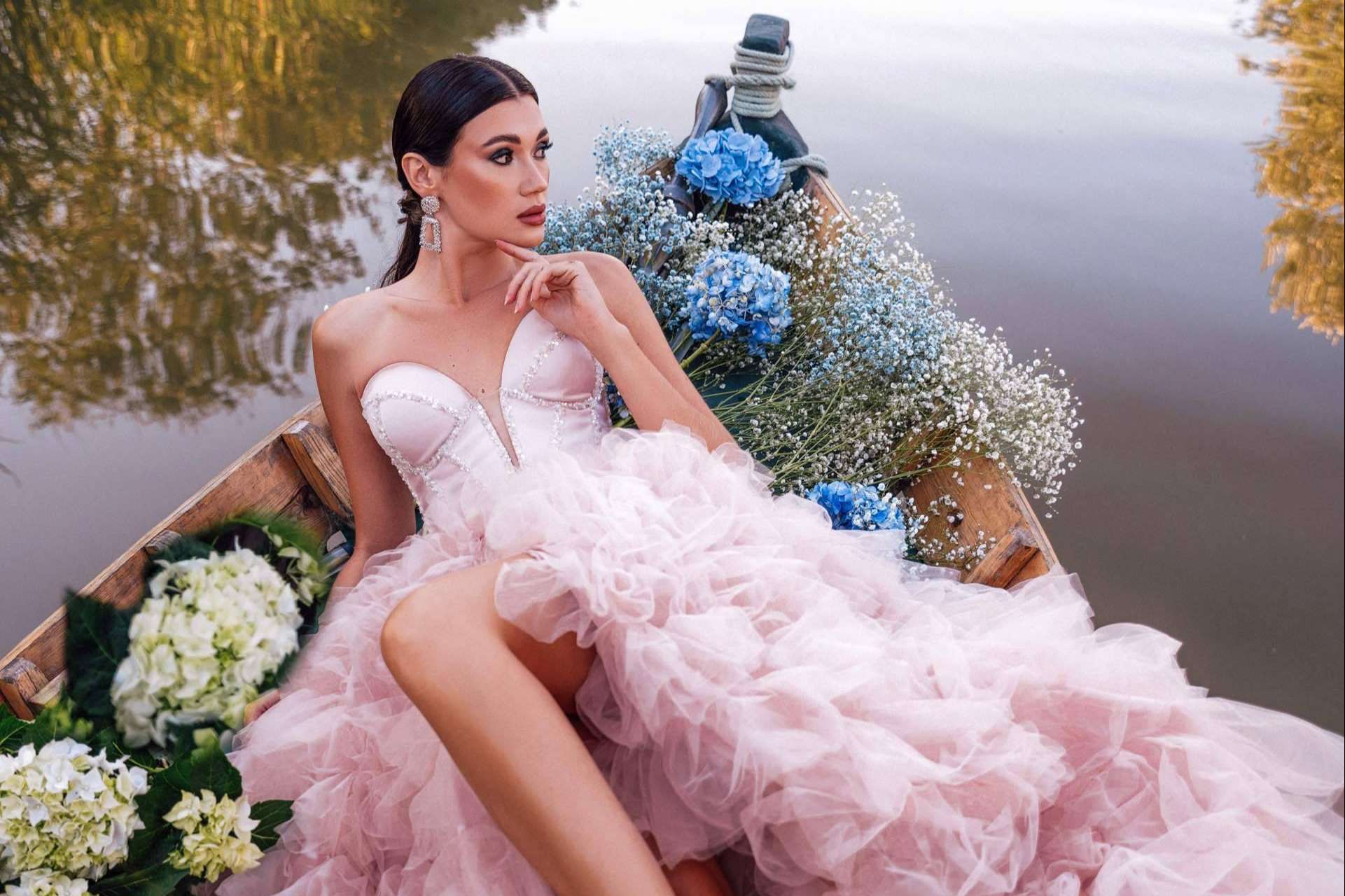 La diseñadora de moda de la marca de vestidos Lazita Couture está influenciada por los viajes y el amor