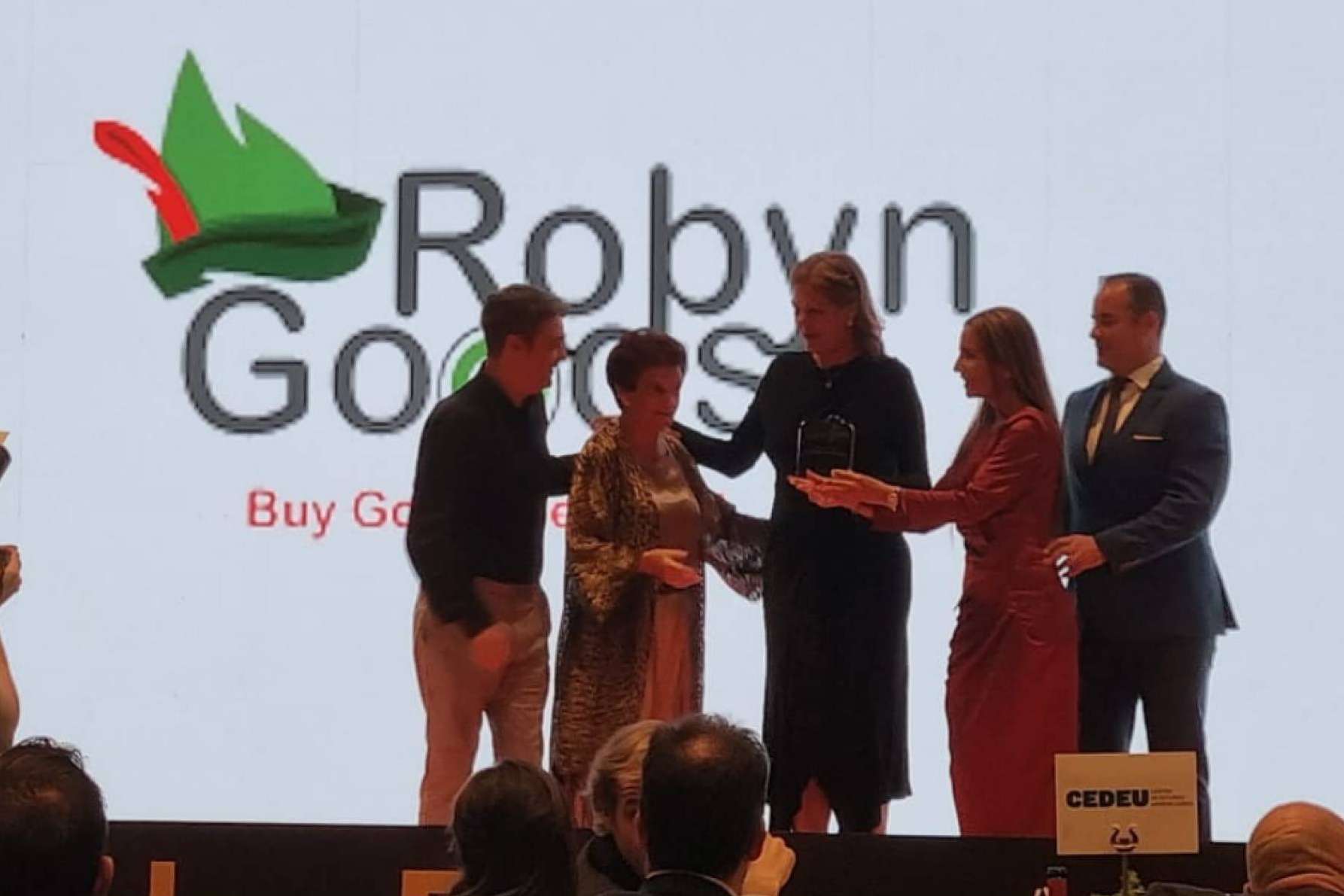 Premio Titanes de las Finanzas 2022 para el eSolidario “RobynGoods”