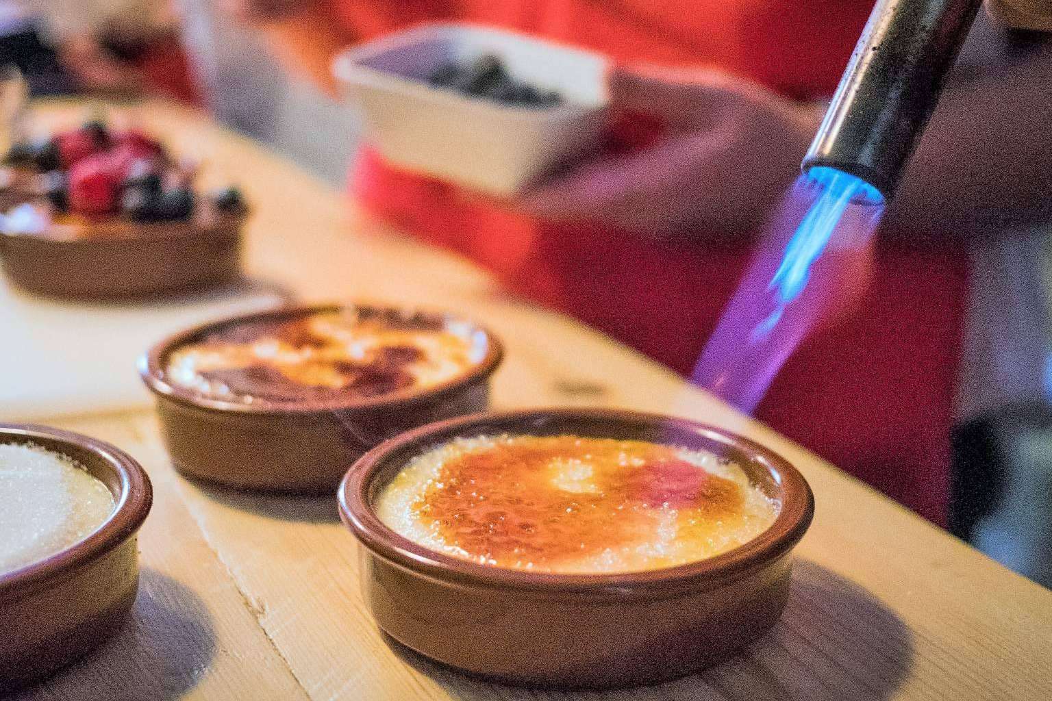 Unirse a un grupo abierto o hacerlo como grupo privado, para particulares y empresas, la experiencia Paella cooking class de Just Royal BCN