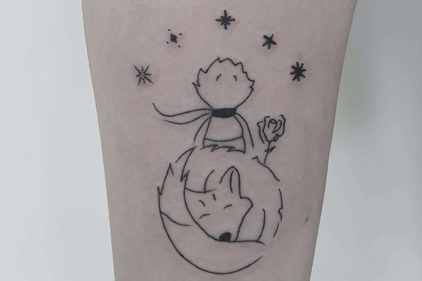 Tatuajes a línea fina, una tendencia disponible en el estudio de Vieja Escuela Tattoo