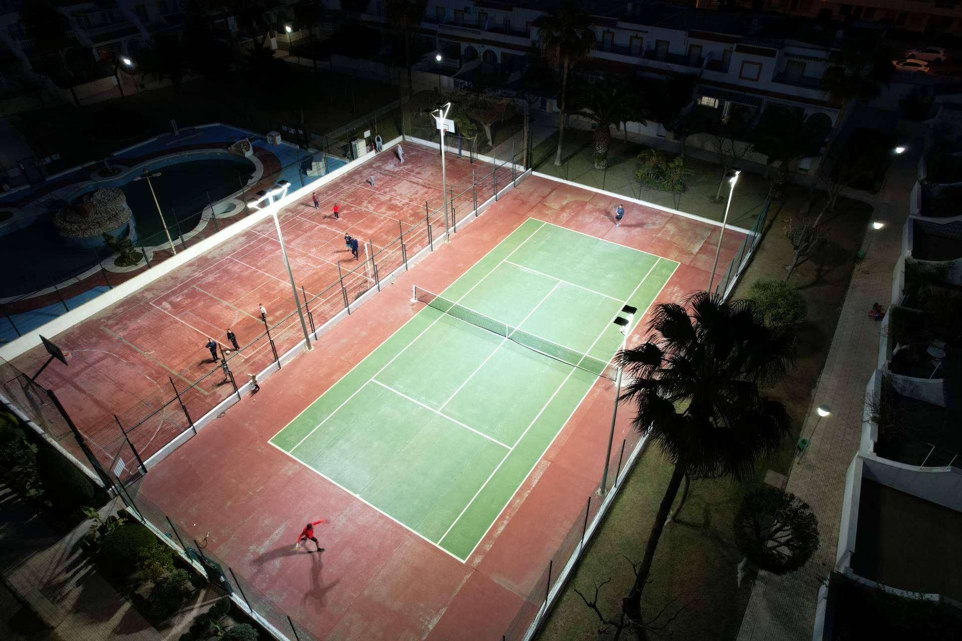 Variedad y calidad en focos LED para tenis en Óptima LED