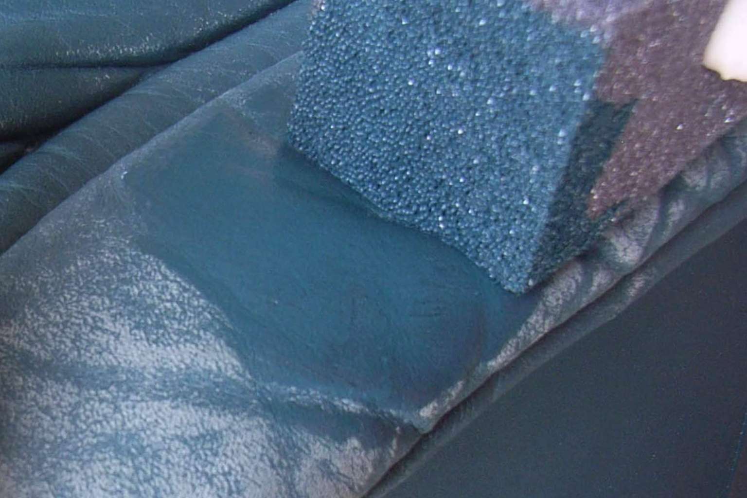En España, Cueroliquido.es ofrece el tinte para cuero de la marca alemana COLOURLOCK®