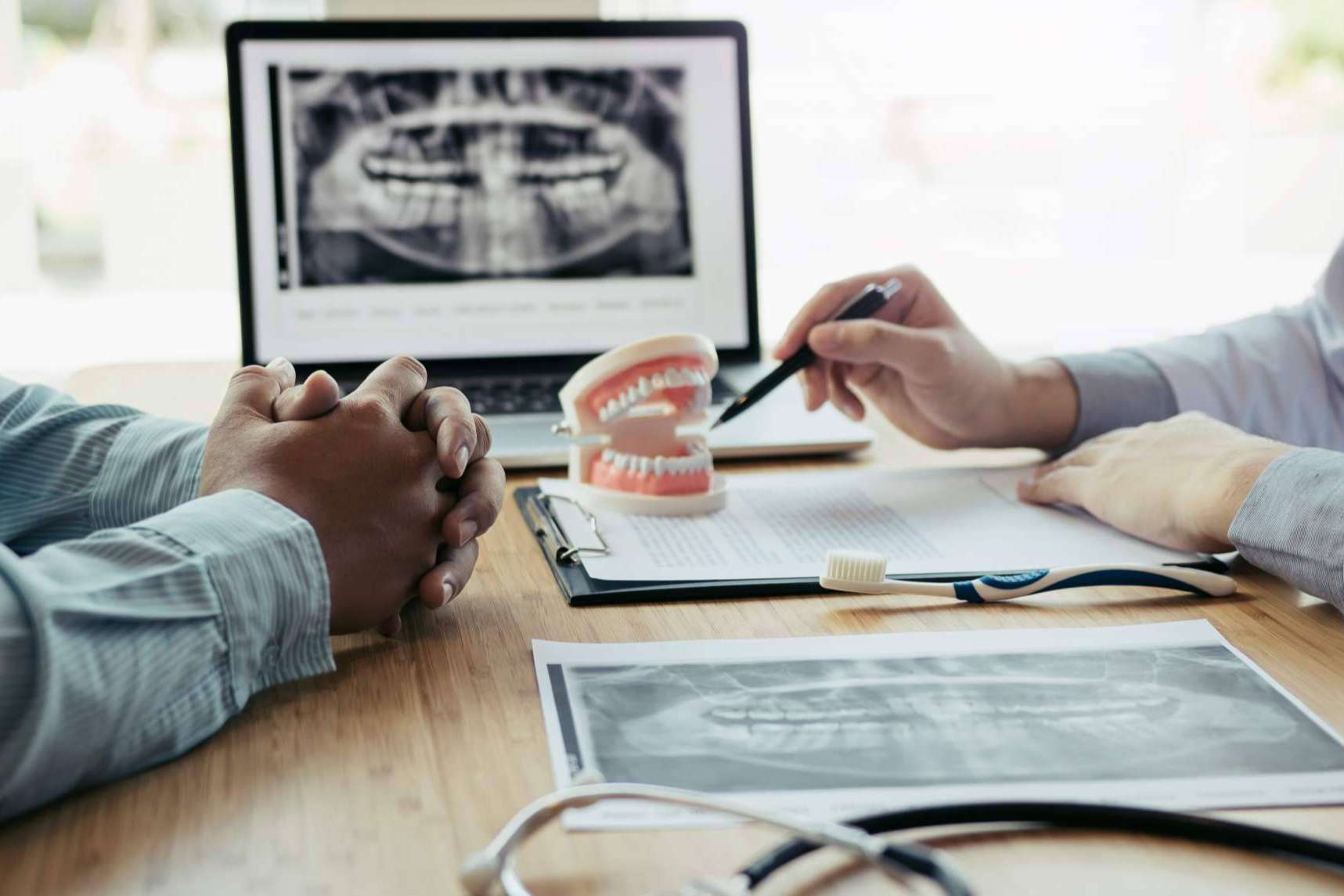 Los profesionales de la Clínica Marta Vallés ofrecen cirugía oral y maxilofacial en Torrevieja