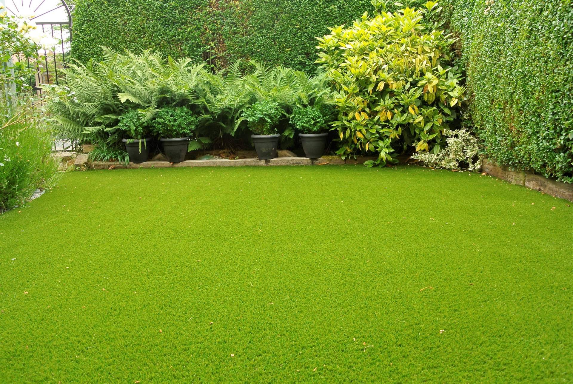 Césped artificial para decorar jardines y terrazas, con JardínVertical.es