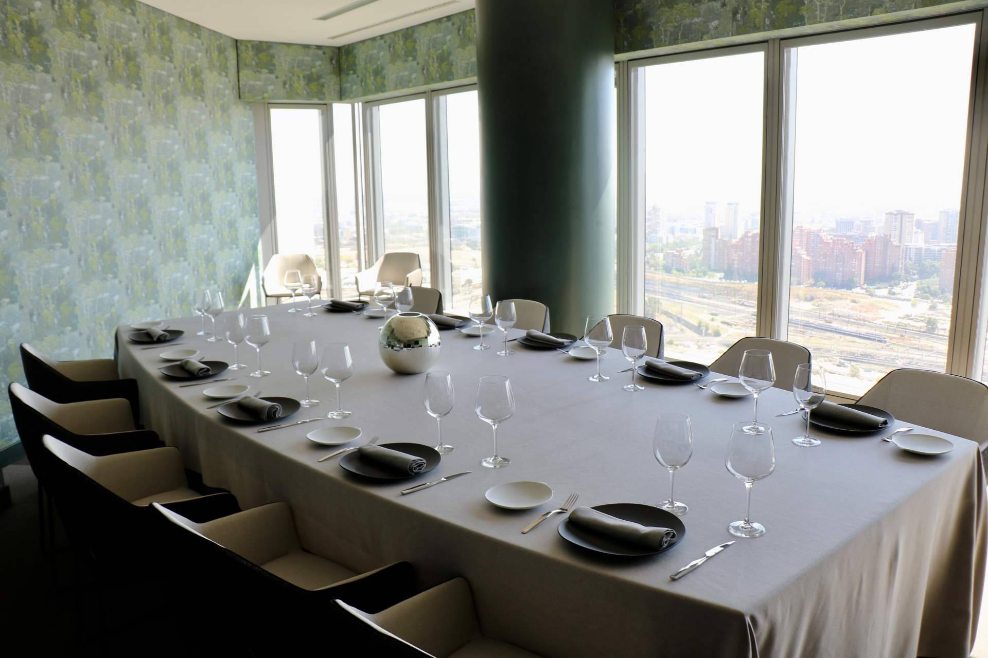 ÉLKAR, el restaurante situado a 160 m de altura cumple un año