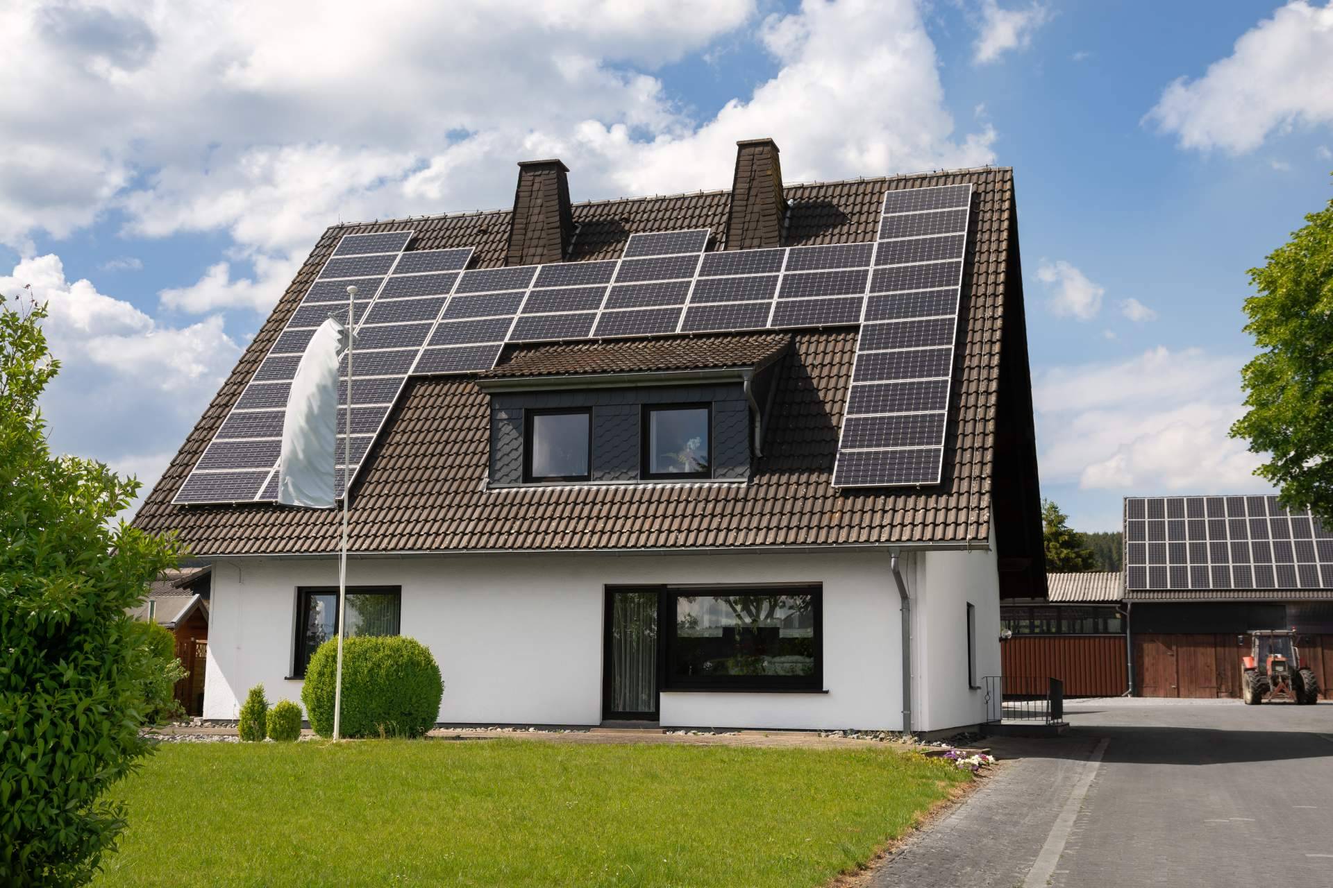 Solarinstala habla sobre las ventajas de instalar paneles solares en casa