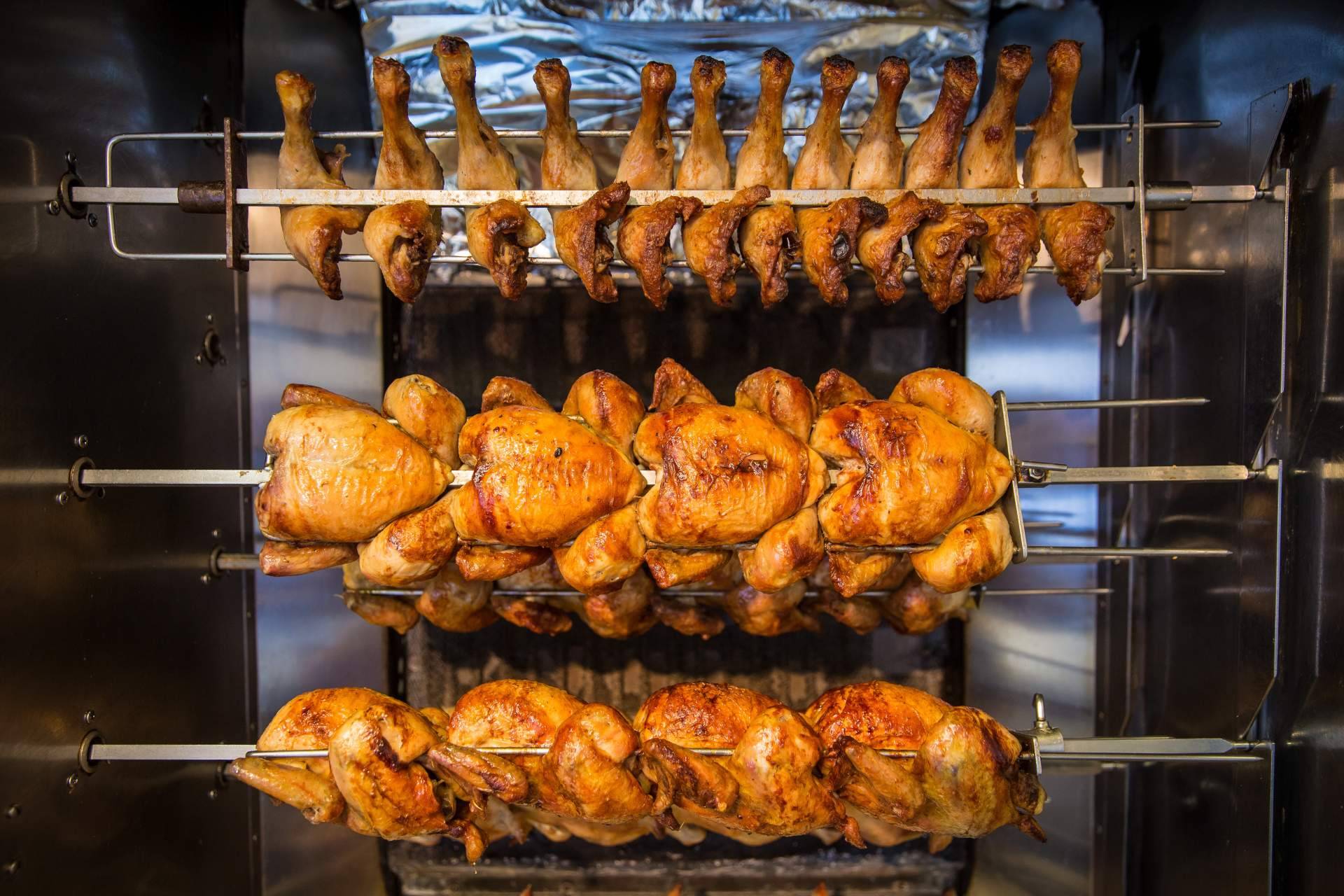 Auxihostelería, los asadores de pollos que ofrece