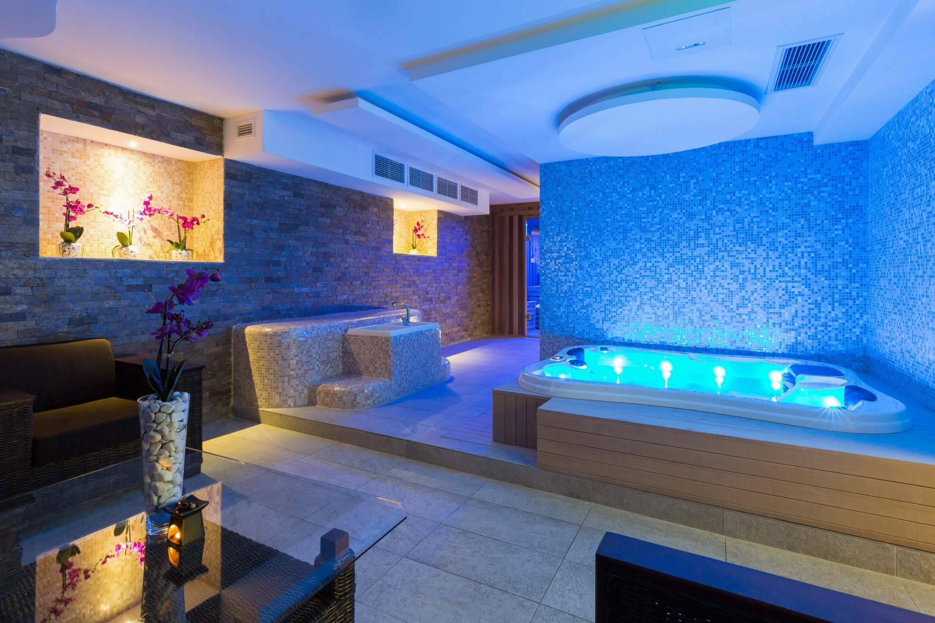 Hidroxury es una empresa especializada en el sector de la salud y bienestar que ofrece un jacuzzi interior para todas las necesidades