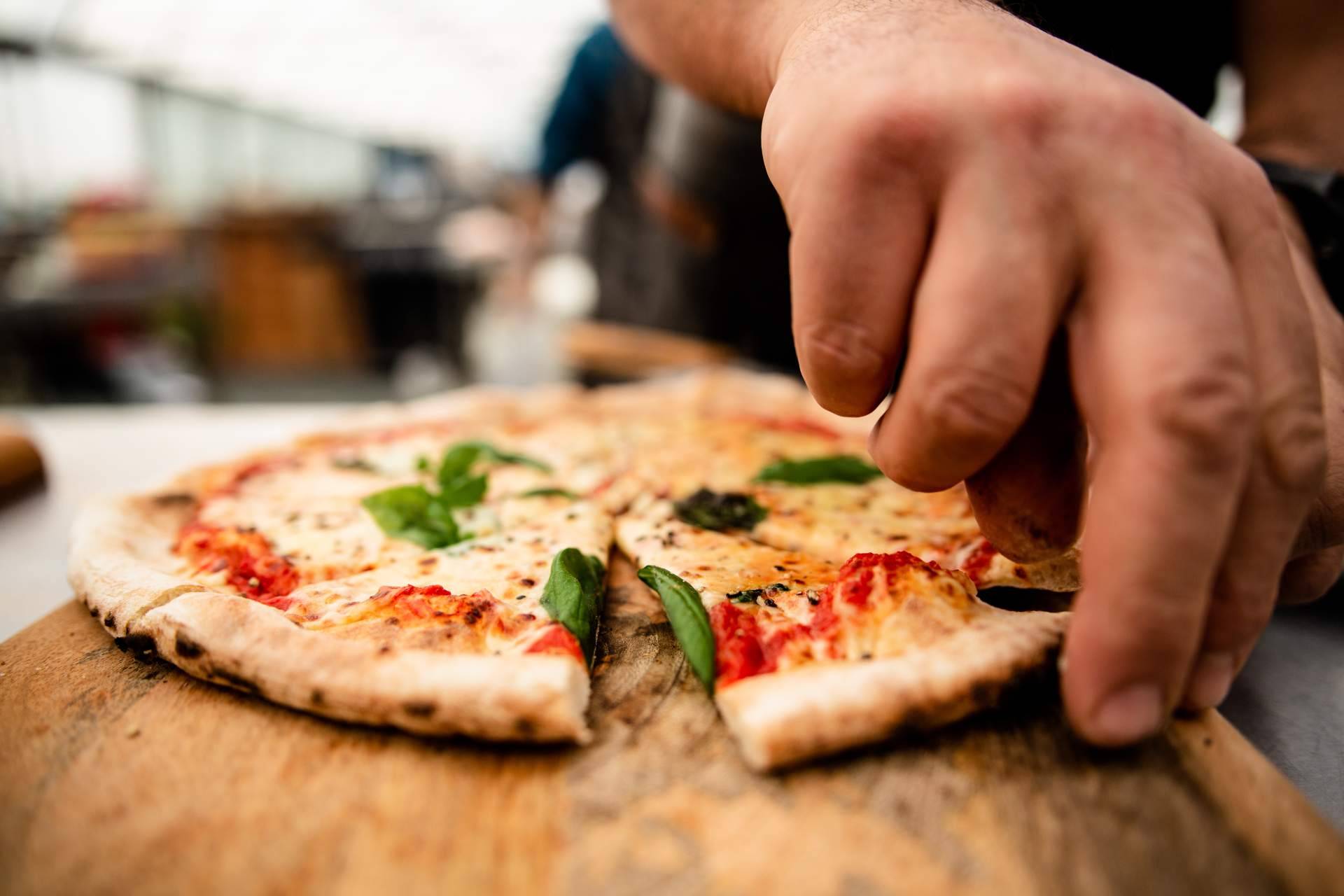 Mozzarella E Basílico es un lugar ideal para comidas de empresa, situado en el puerto de Santa María