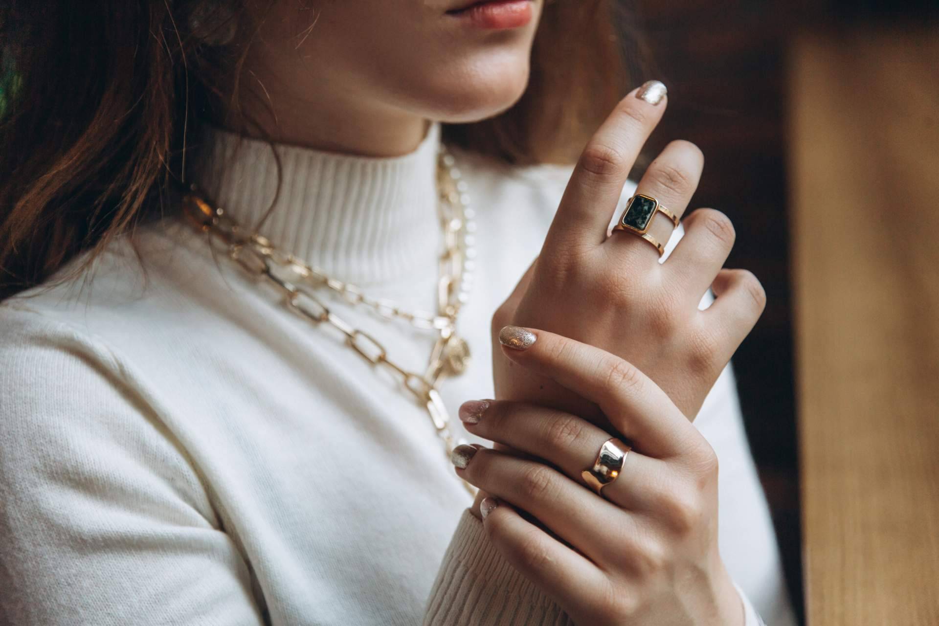 Isabel Lamadrid elabora joyas en tendencia ideales para regalar en Navidad