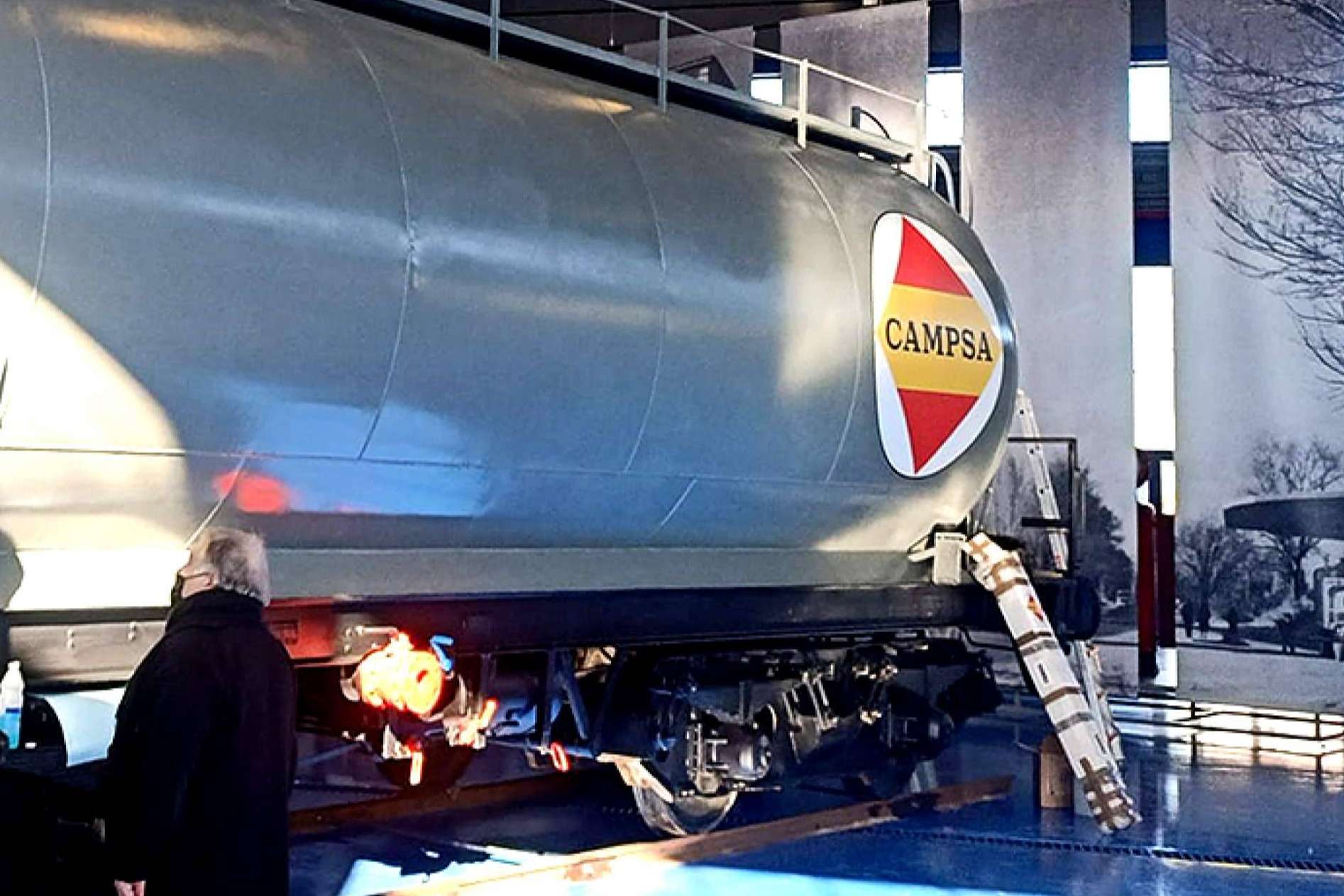 Se restaura un histórico vagón cisterna de CAMPSA por la Fundación del Patrimonio Ferroviario