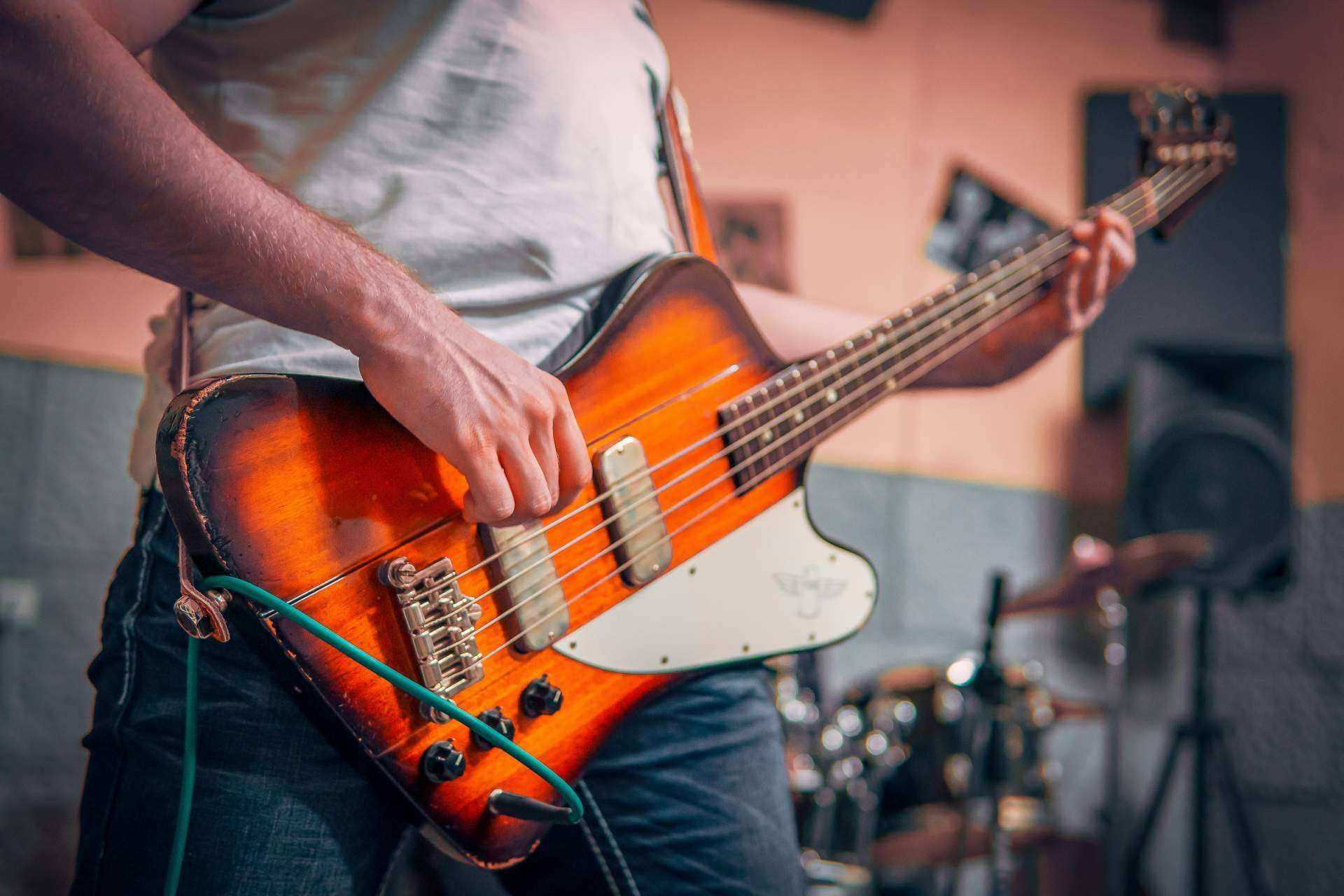 Escuela de Música Erizo ofrece clases de bajo personalizadas 100 % online