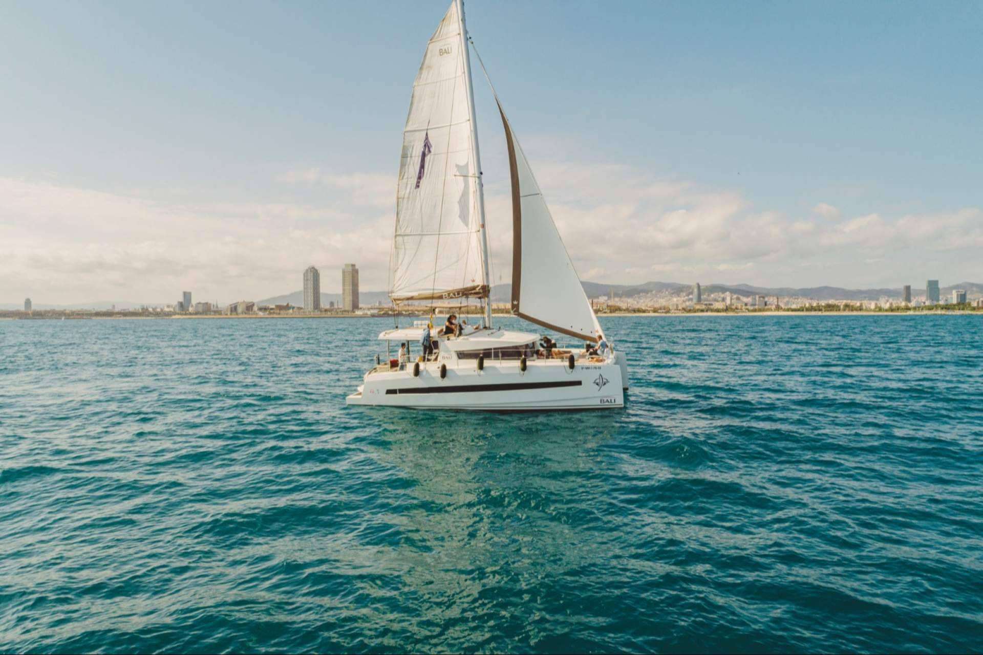 Disfrutar de un catamarán privado en Barcelona gracias a Sondevela