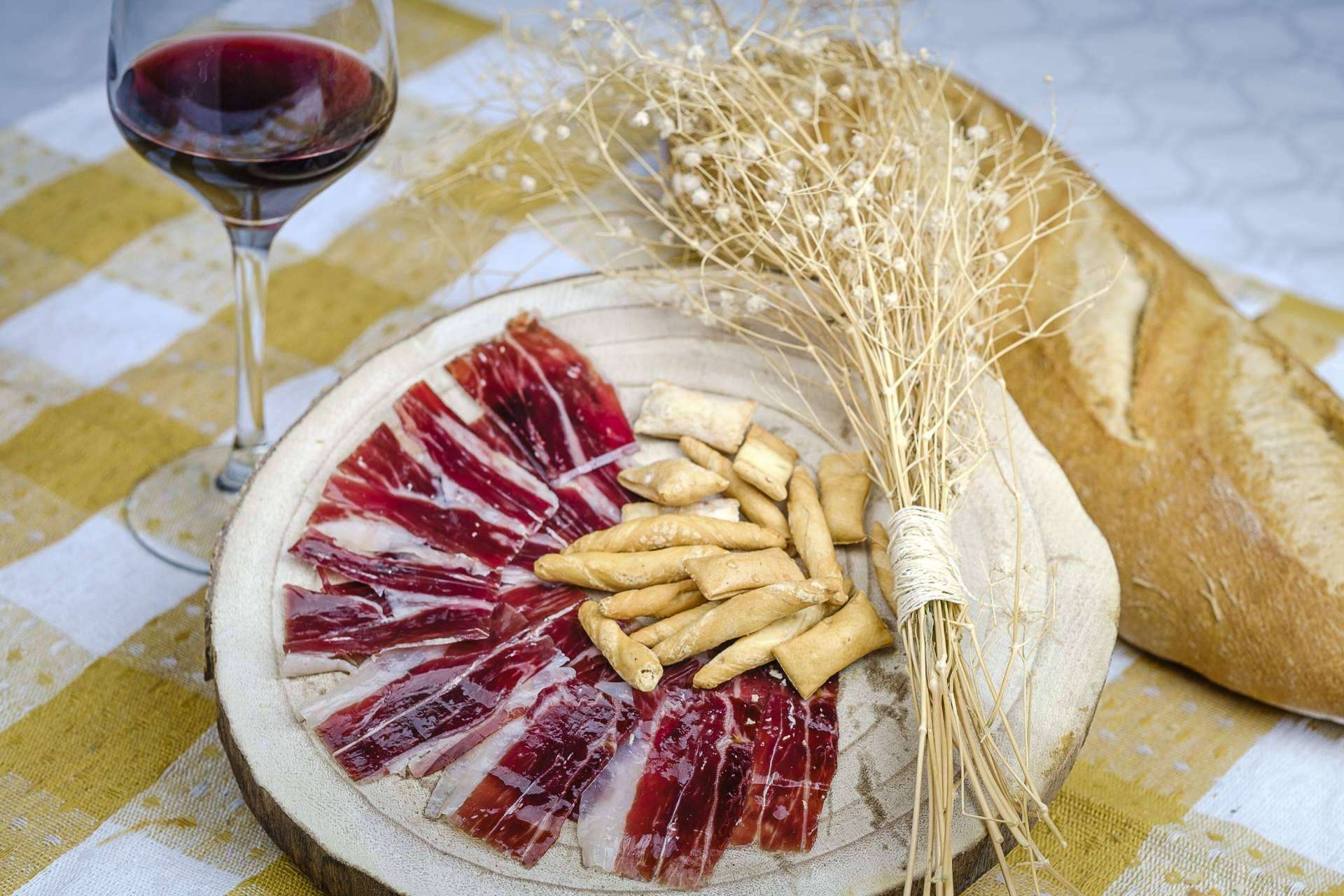 Los Romeros de Alanís ofrecen jamón ibérico y paleta de bellota