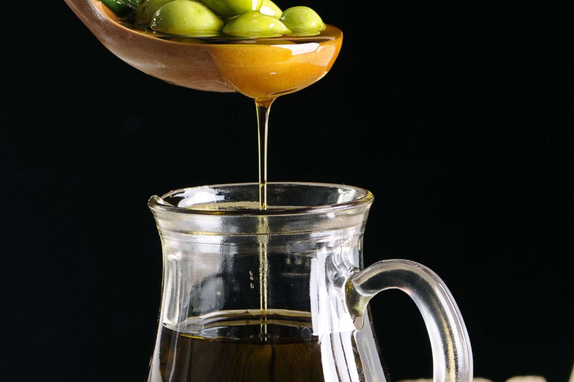 El consumo regular de Aceite de Oliva Virgen Extra ofrece varios beneficios y propiedades