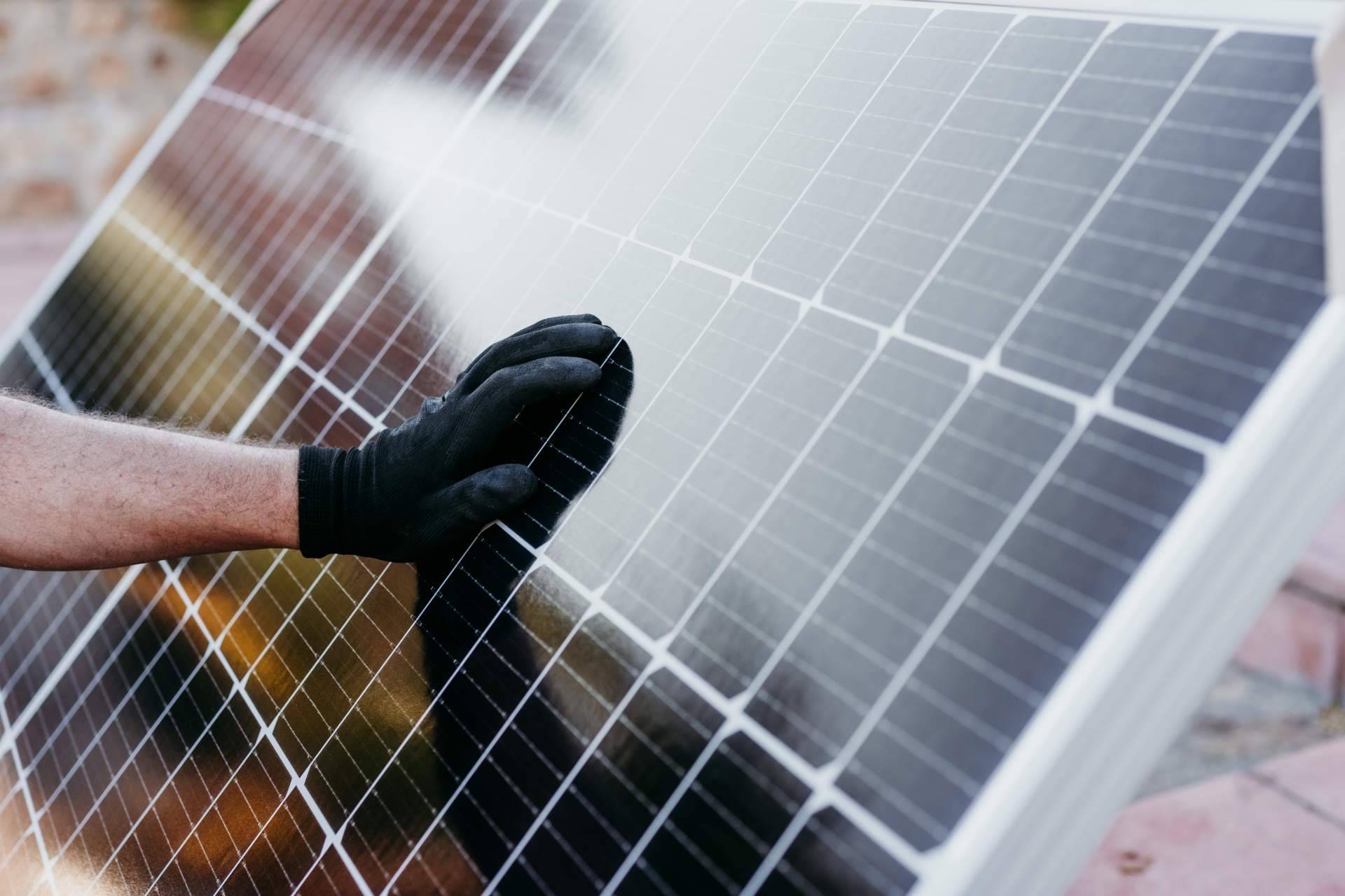 La hucha solar llega para quedarse. ¿Cómo ahorrar generando energía propia?