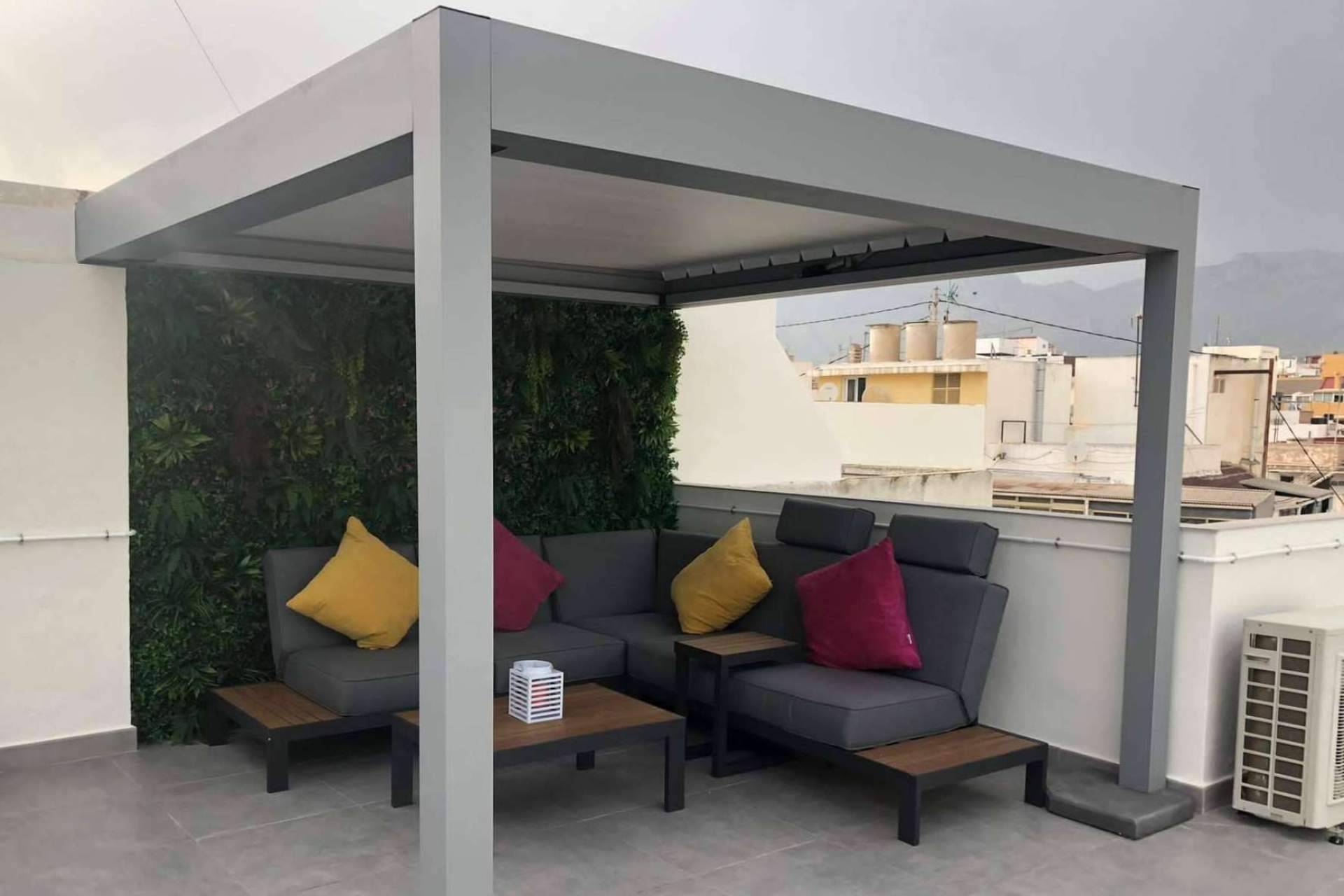 Pergorain ayuda a proteger la terraza de la lluvia, la humedad y el frío para seguir dándole uso
