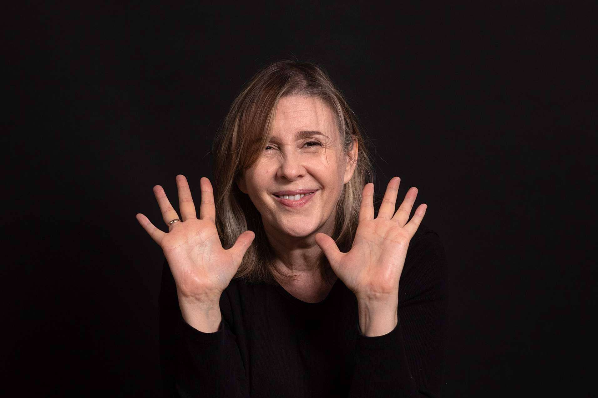 Pilar Rodríguez-Castillos habla sobre su novela, 'Mujeres que caminan sobre fuego'