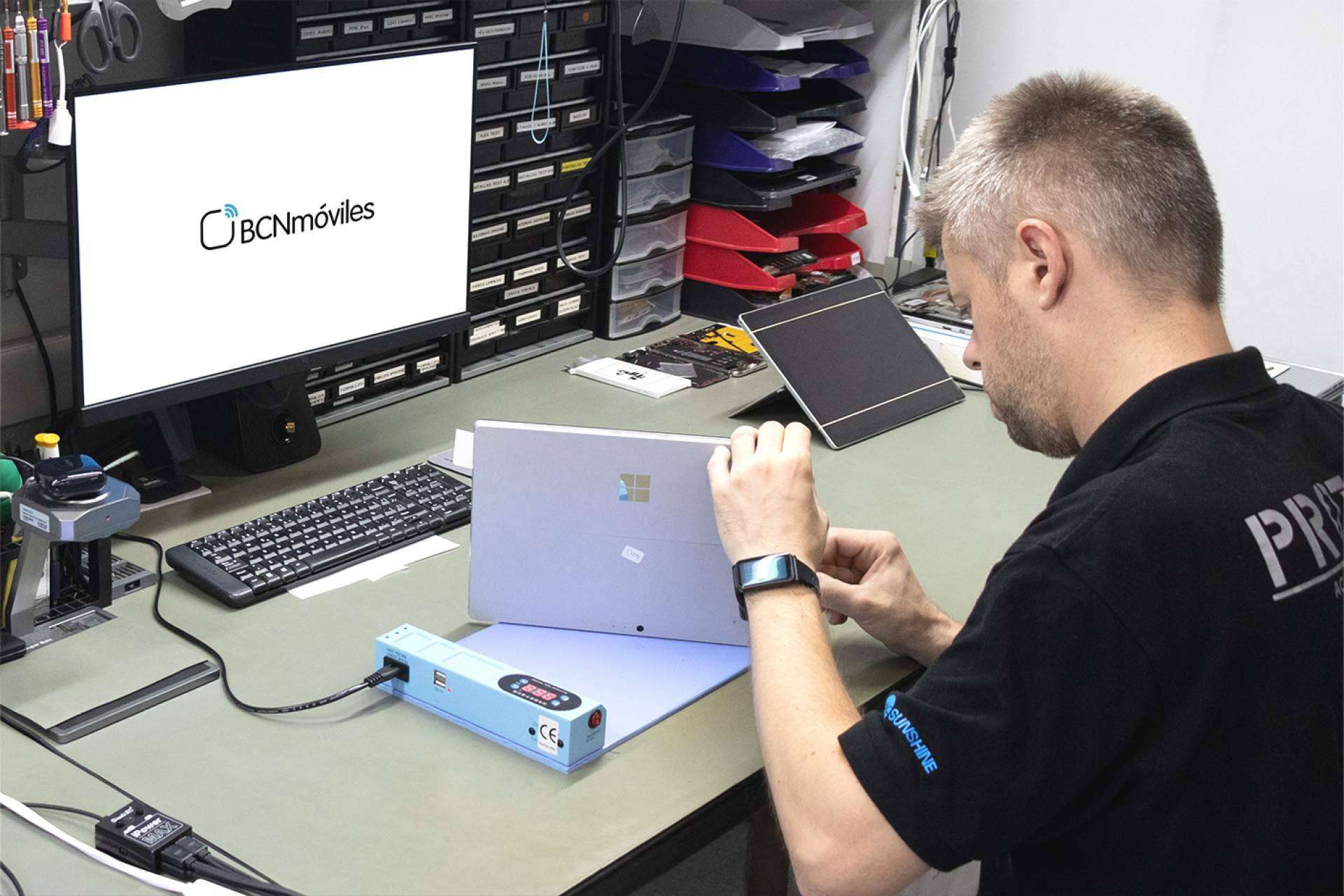 Un colaborador tecnológico que se encarga de reparación para empresas, BCNmóviles