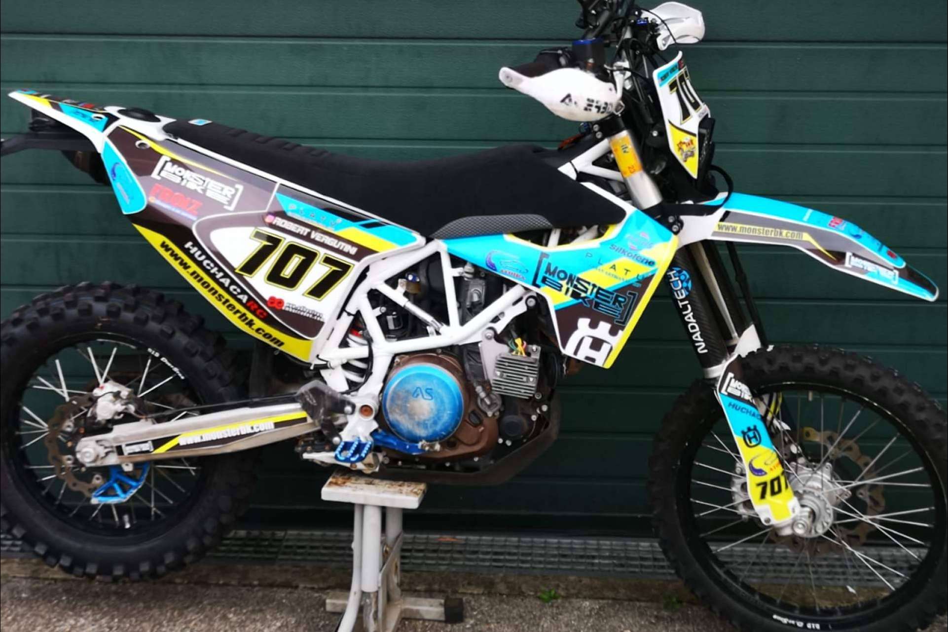 Las opciones de pegatinas para moto personalizada con ADHESIVOSEMBARRADOS