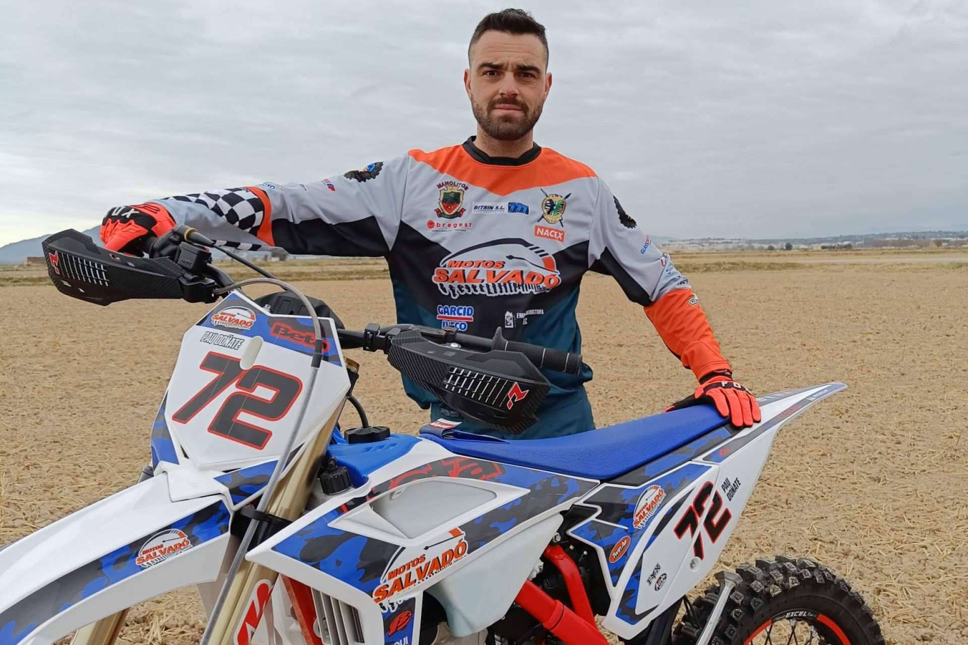 ADHESIVOSEMBARRADOS ofrece equipaciones para moto offroad personalizadas