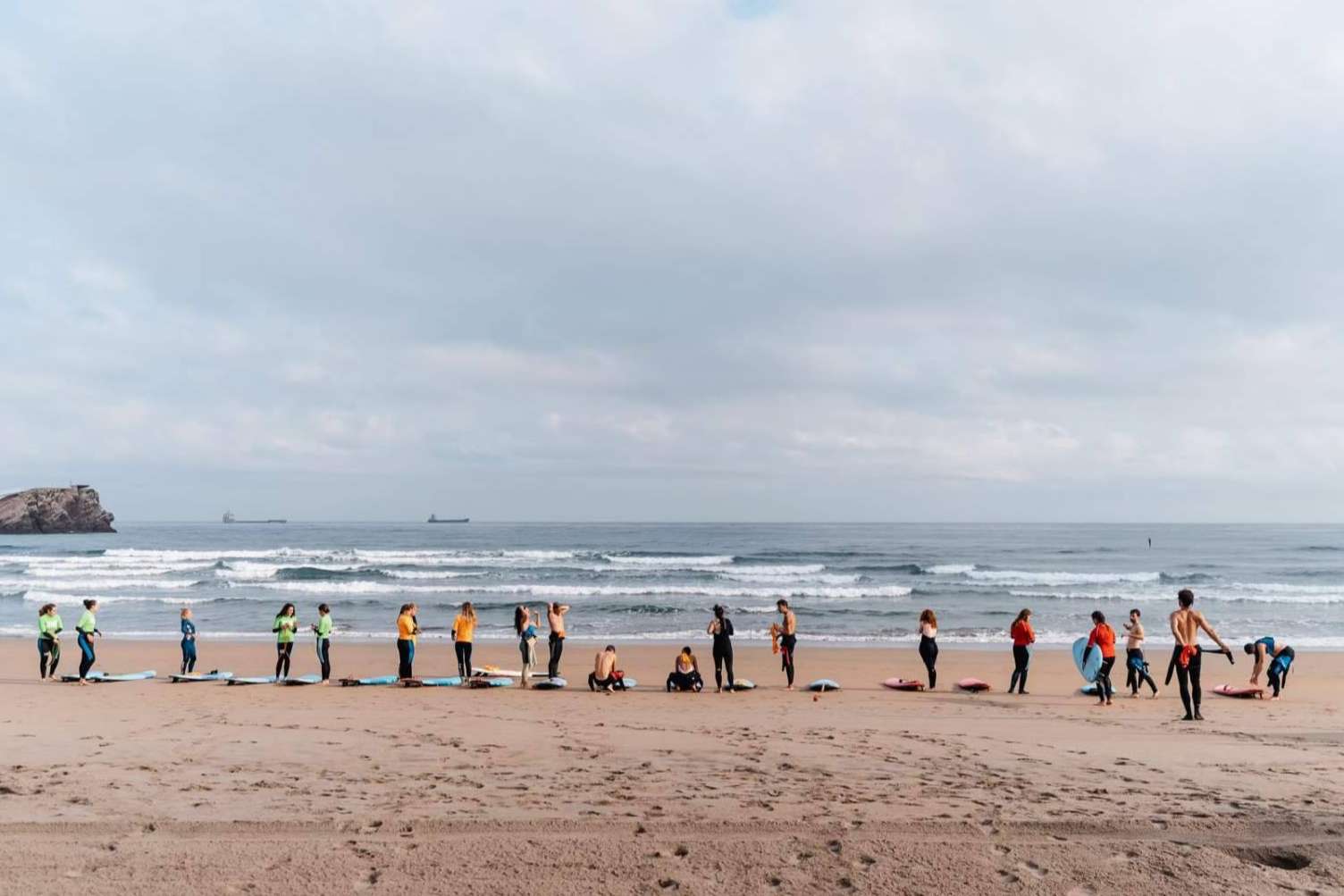 Los vuelos a Salinas permiten a los amantes del surf disfrutar de los cursos de Family Surfers - Surfcamp Las Dunas