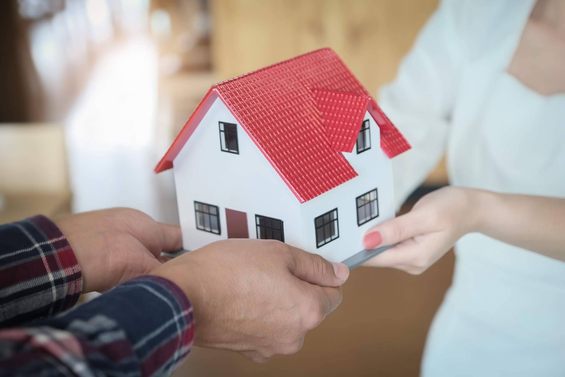 Los profesionales de Realtyplus llevan a cabo la valoración de inmuebles antes de vender