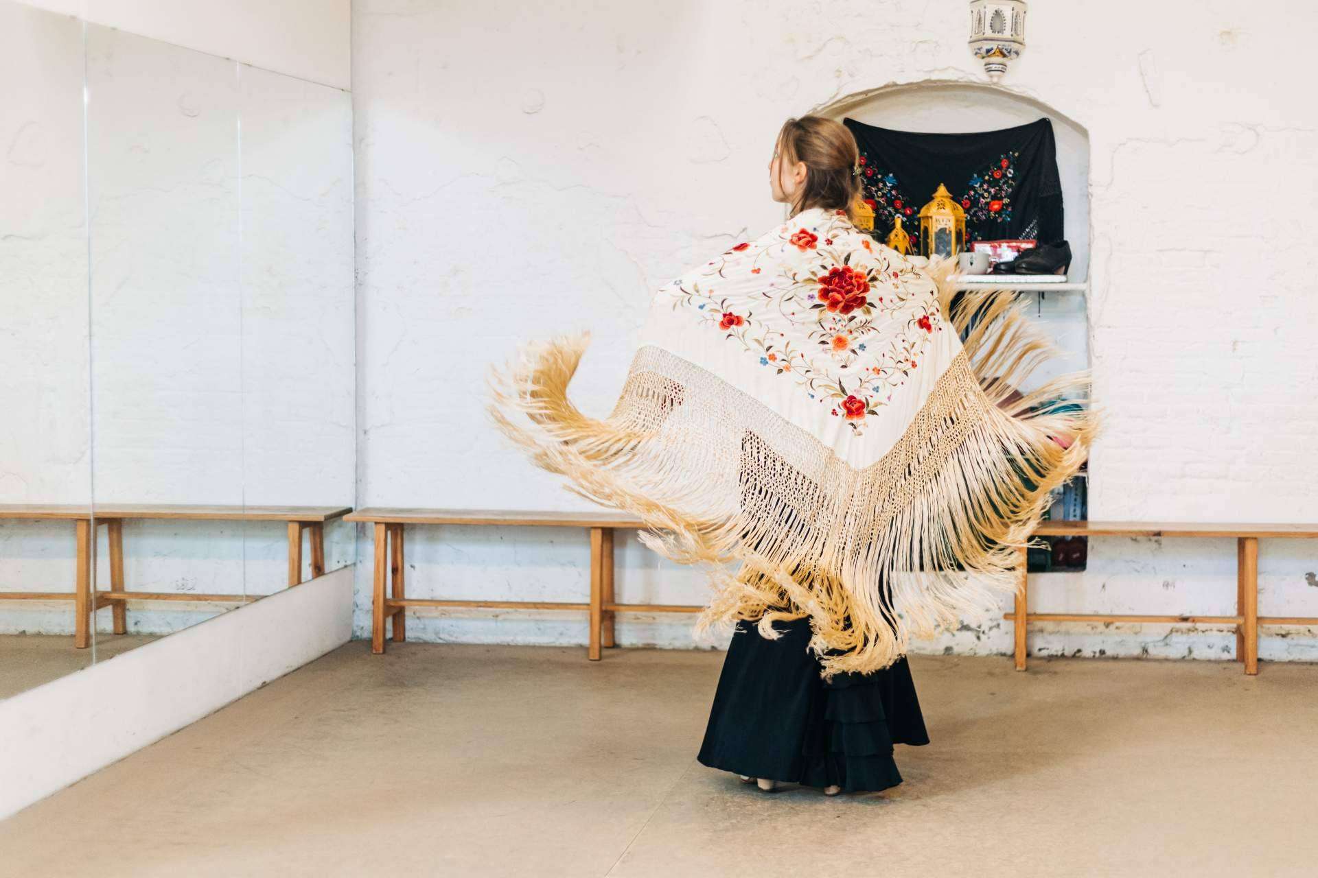 ¿Cómo se ponen los mantones flamencos?, de la mano de Viva La Feria