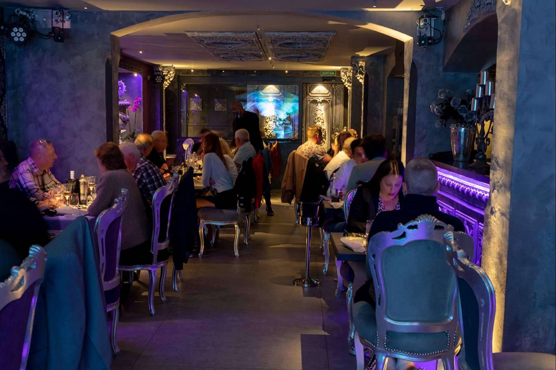 Una cena espectáculo con música en directo en ZAK Rendez Vous