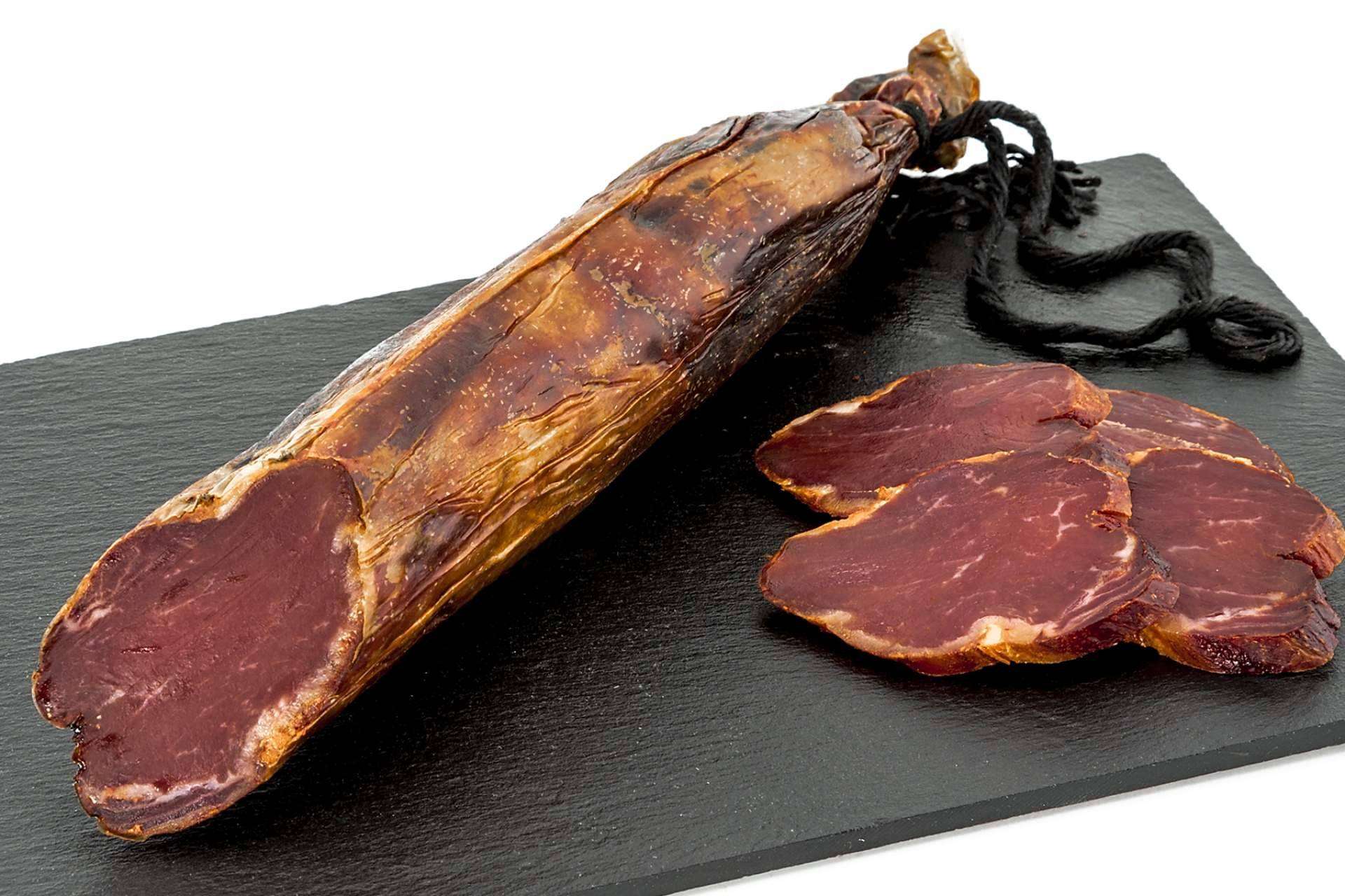 El componente estrella de Cárnicas Segundín S.L. que convertirá un encuentro casual en toda una experiencia gastronómica vital, productos ibéricos