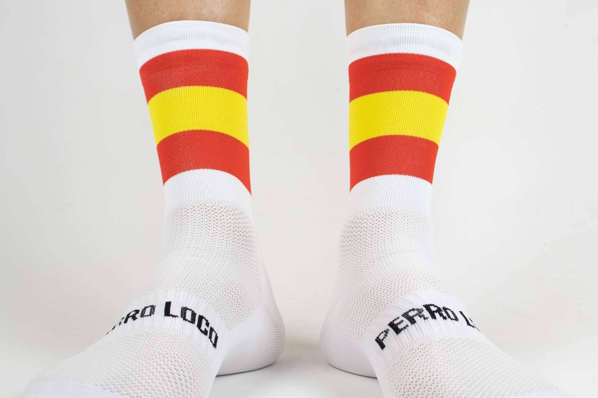 Perro Loco presenta el diseño de los calcetines de ciclismo con la bandera de España