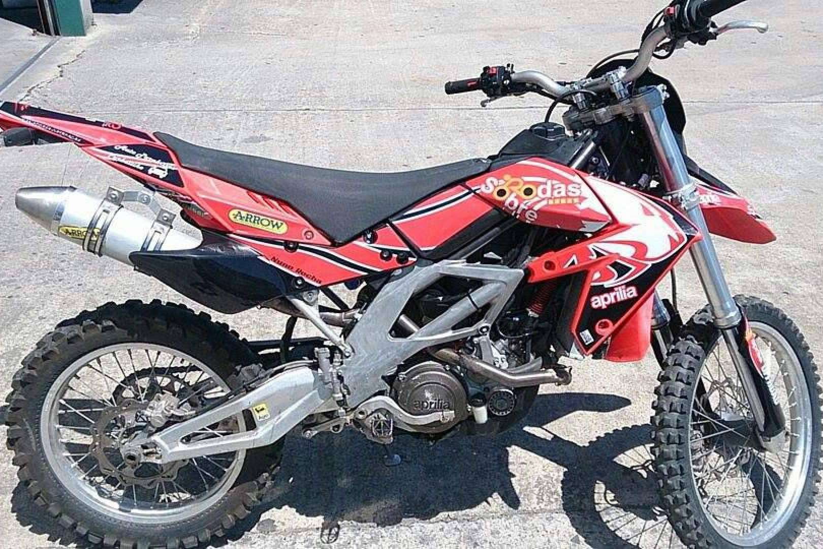 Personalización de pegatinas para motos, con ADHESIVOSEMBARRADOS