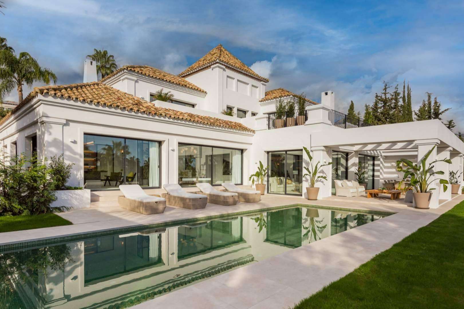 Encontrar una villa de lujo espectacular en Marbella es posible con Zeuthen & Company