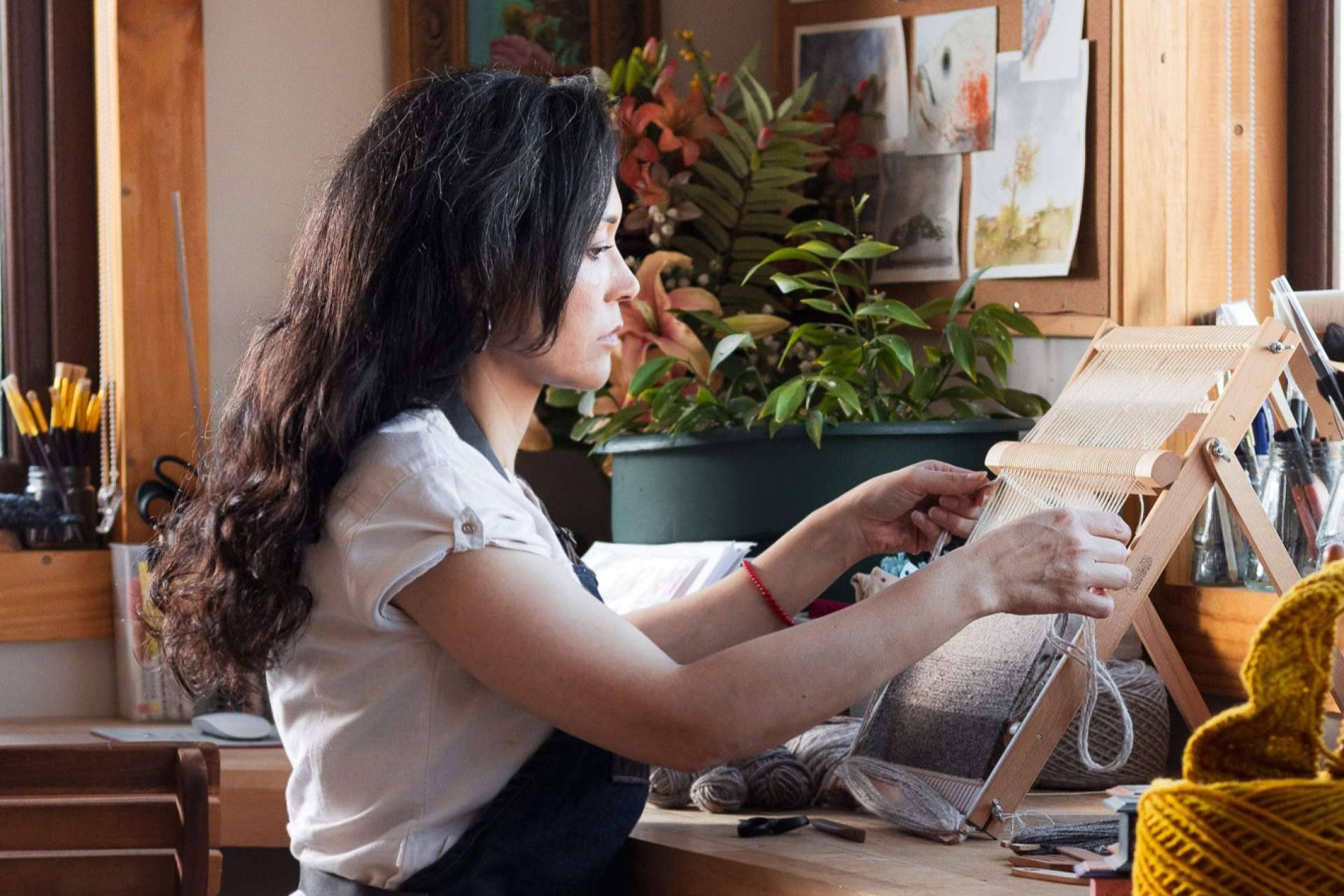La artista textil de la Patagonia, Claudia Wool, se muda a España para trabajar en una nueva serie de tapices inspirados en el Mediterráneo