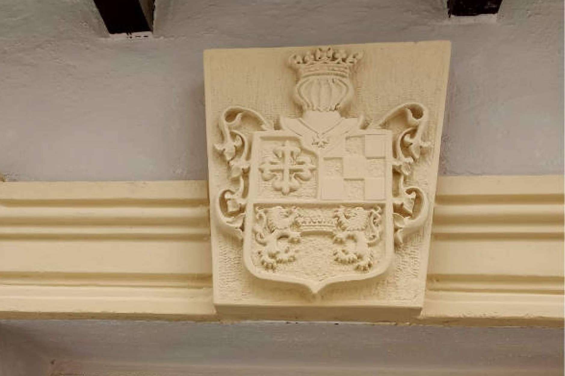 Escudos heráldicos tallados en piedra natural, con Tienda Heráldica