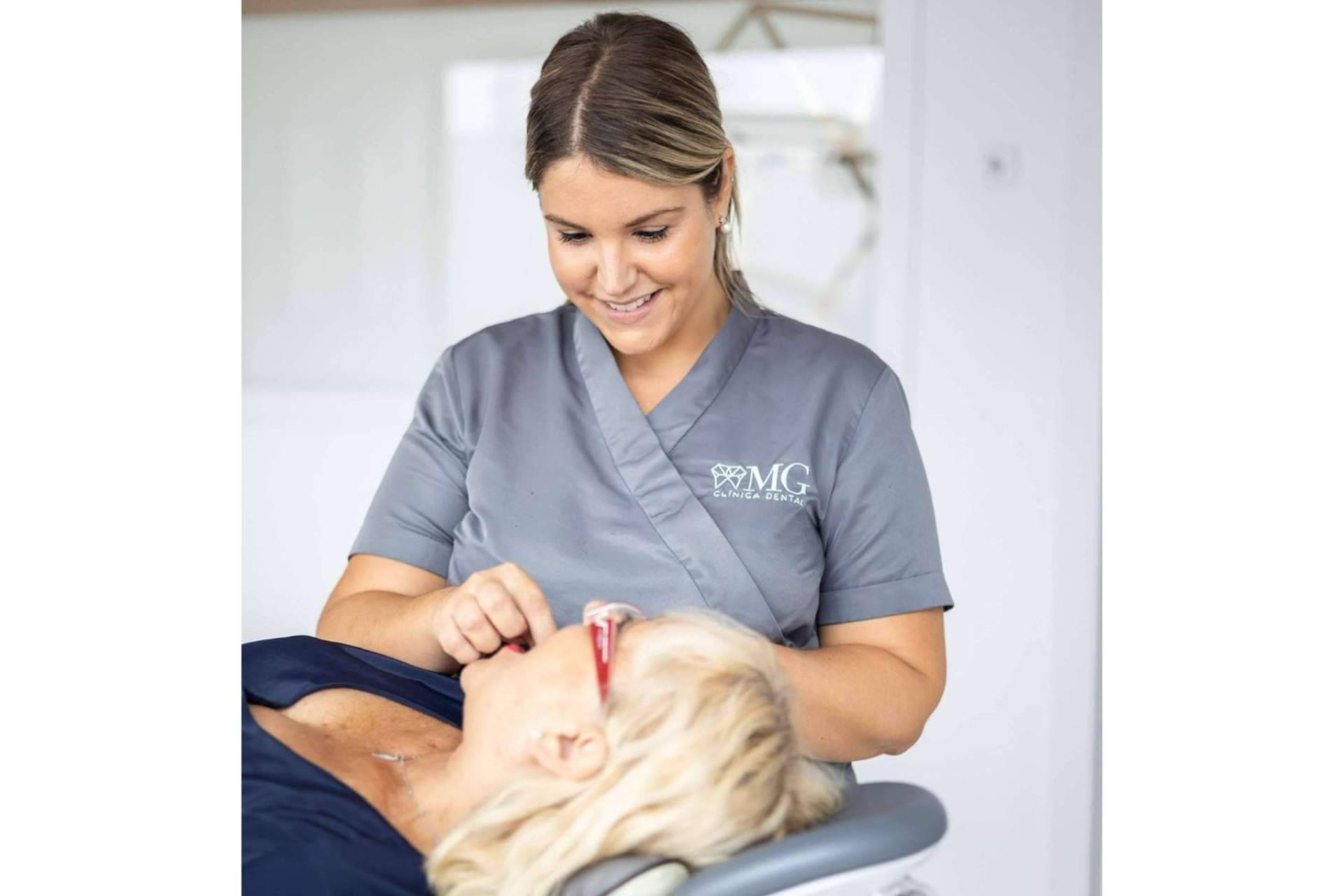 El tratamiento de prótesis de carga inmediata que realiza la Clínica MG Dental & Estética Facial