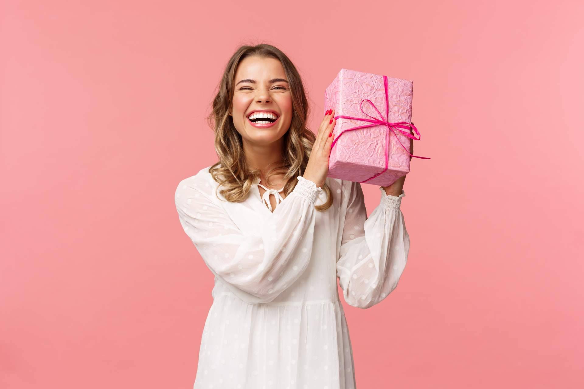 Izando Services habla de los beneficios de los regalos publicitarios personalizados en el mundo corporativo