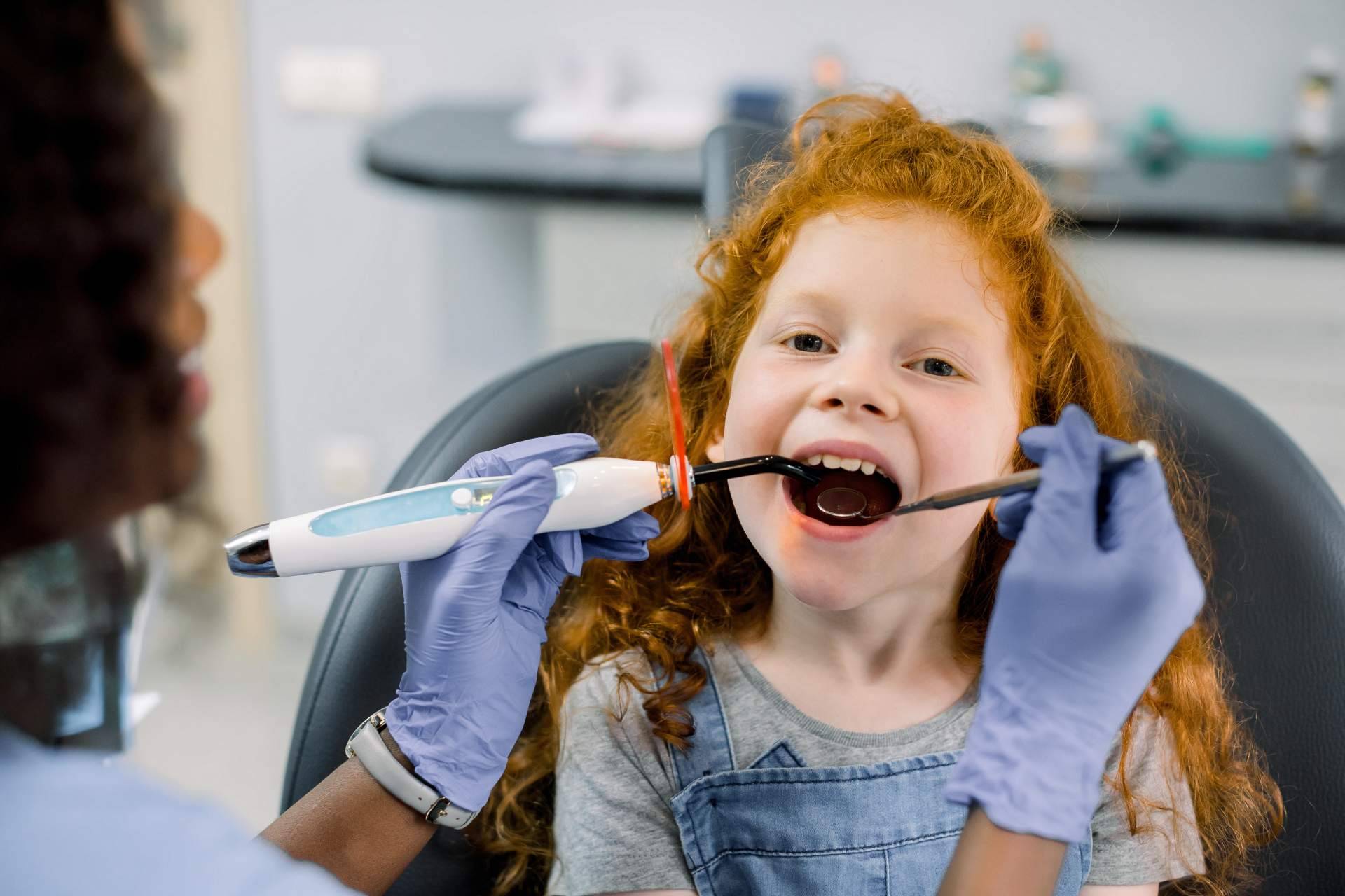 La Clínica Dental Delgado comenta cómo prevenir las caries en los más pequeños