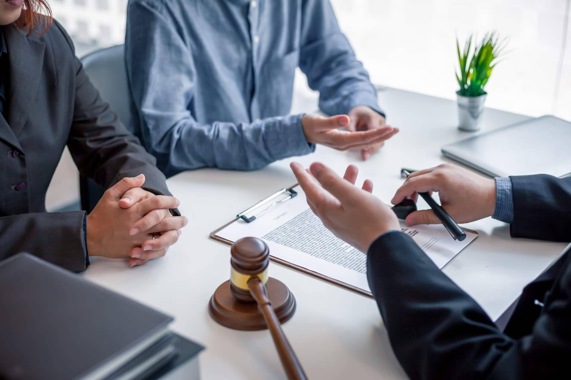 Juanola Abogados se posiciona como un referente contra las tarjetas con intereses abusivos