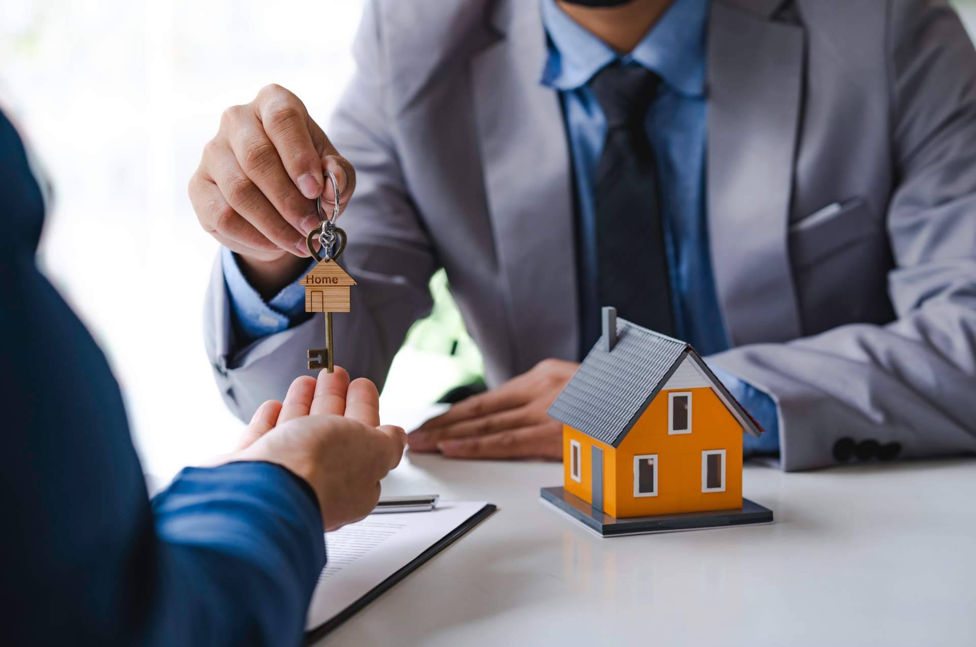Surge permite formarse bróker inmobiliario, la nueva figura que arrasa en España