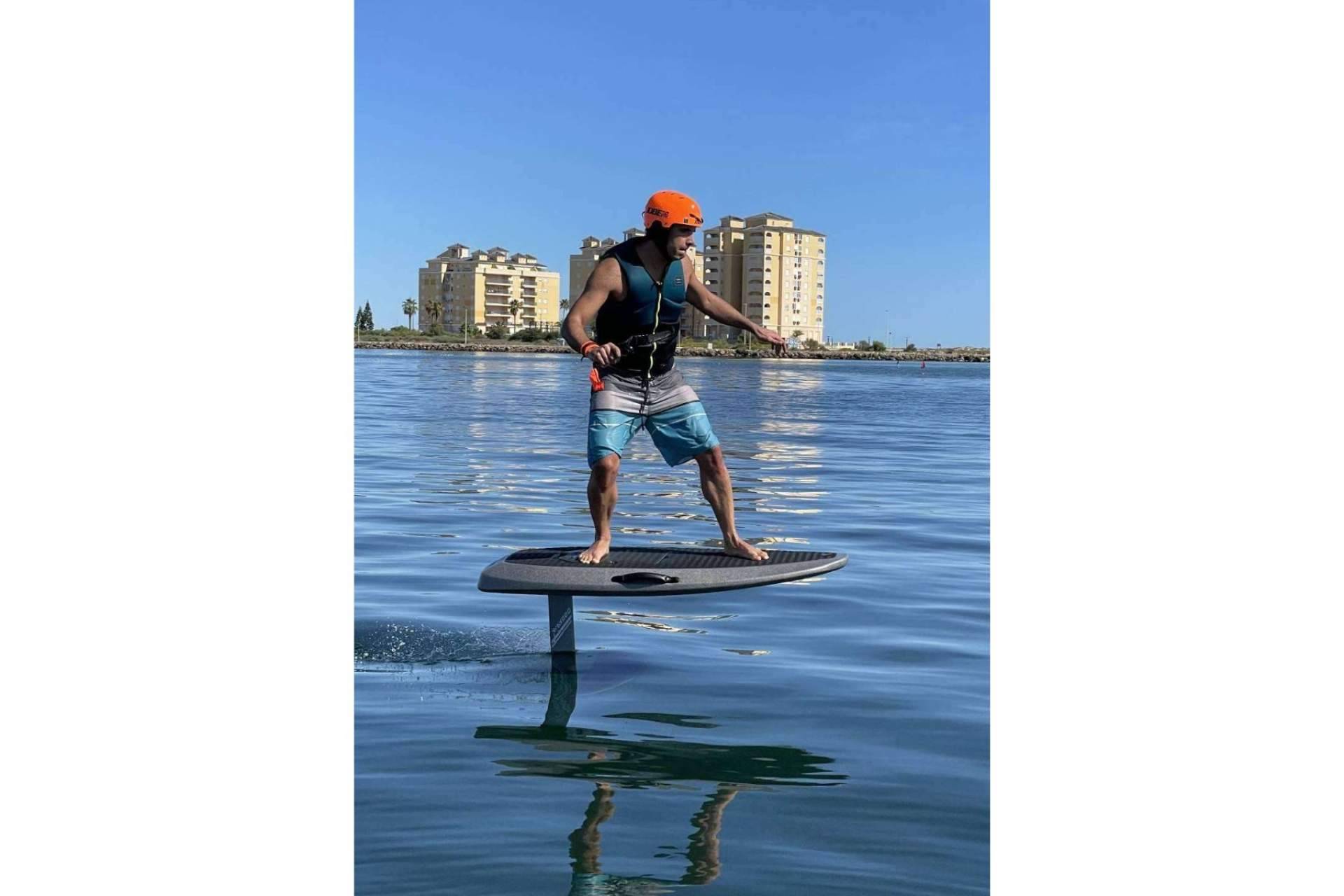La apuesta por el eFoil como deporte acuático y ecofriendly de Kalima Charter