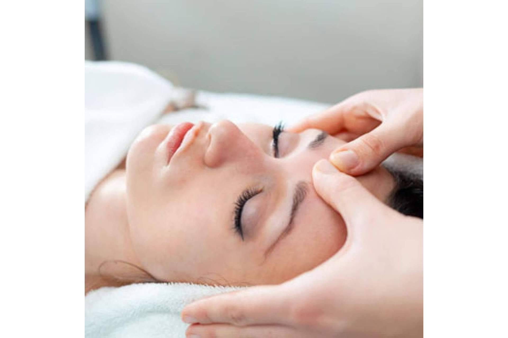 Los cursos de estética profesional y maquillaje de Vicky Moraleda y los principales beneficios de hacerlos de forma presencial