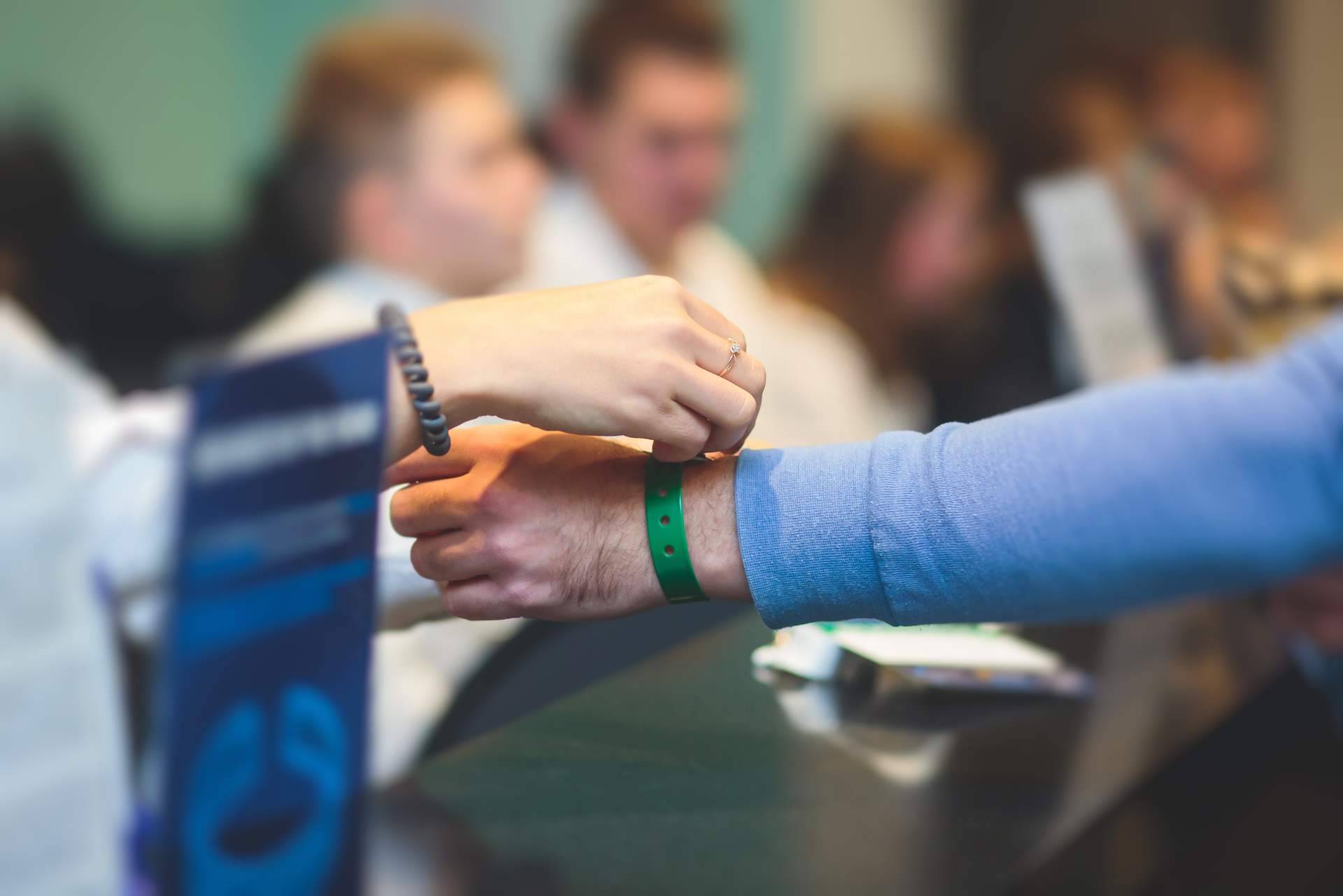 Las múltiples ventajas de las pulseras de tela para eventos, por Srflyer.com
