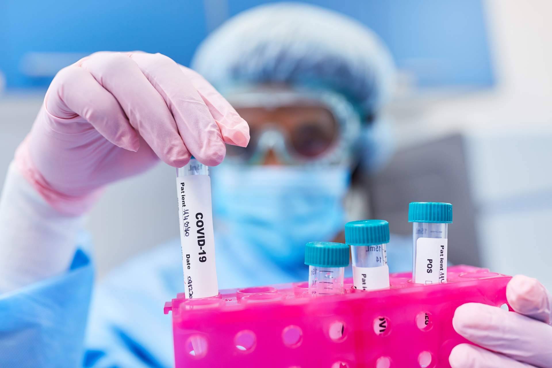Elías Asfura y Laboratorios Karnel dando apoyo a la comunidad con gastos de exámenes médicos durante la pandemia