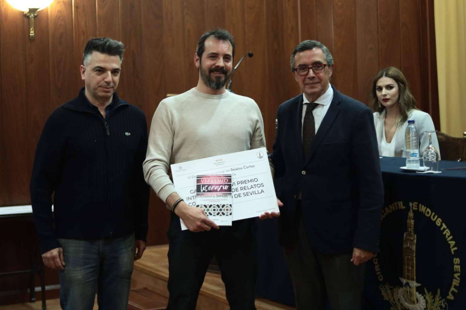 El autor de Caligrama, Sebastián Lozano García, y su obra  'La madrugada del diablo', ganadores del Premio Ciudad de Sevilla