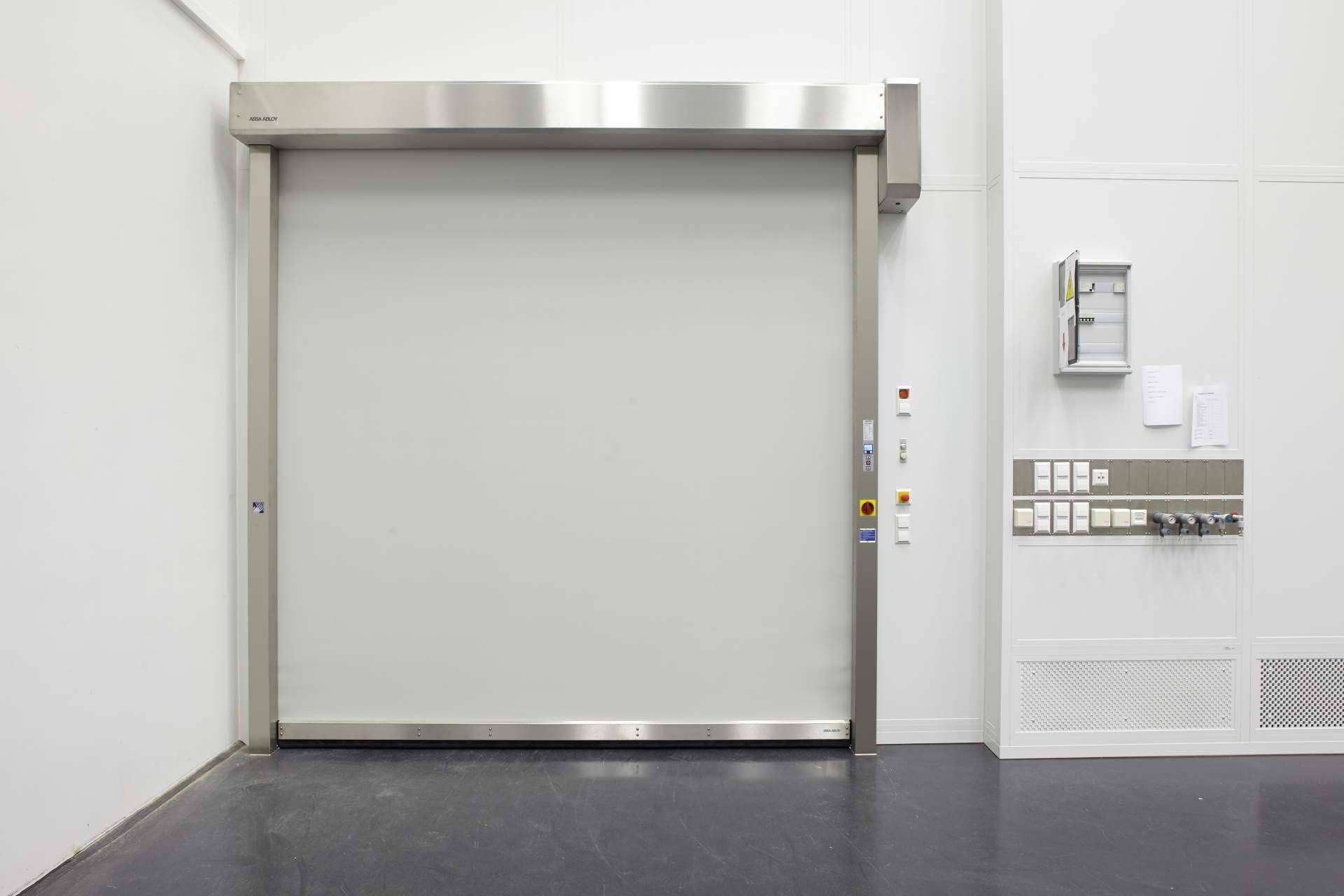 Puertas rápidas para salas limpias que ofrece ASSA ABLOY