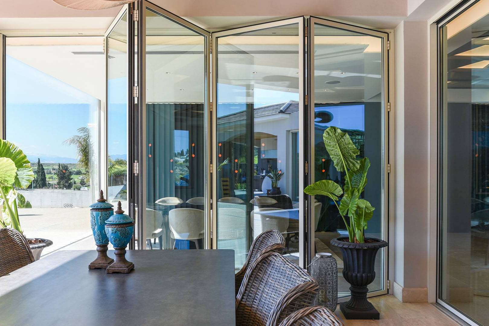 Compass Research ofrece cerramientos con cortinas de cristal funcionales y prácticos
