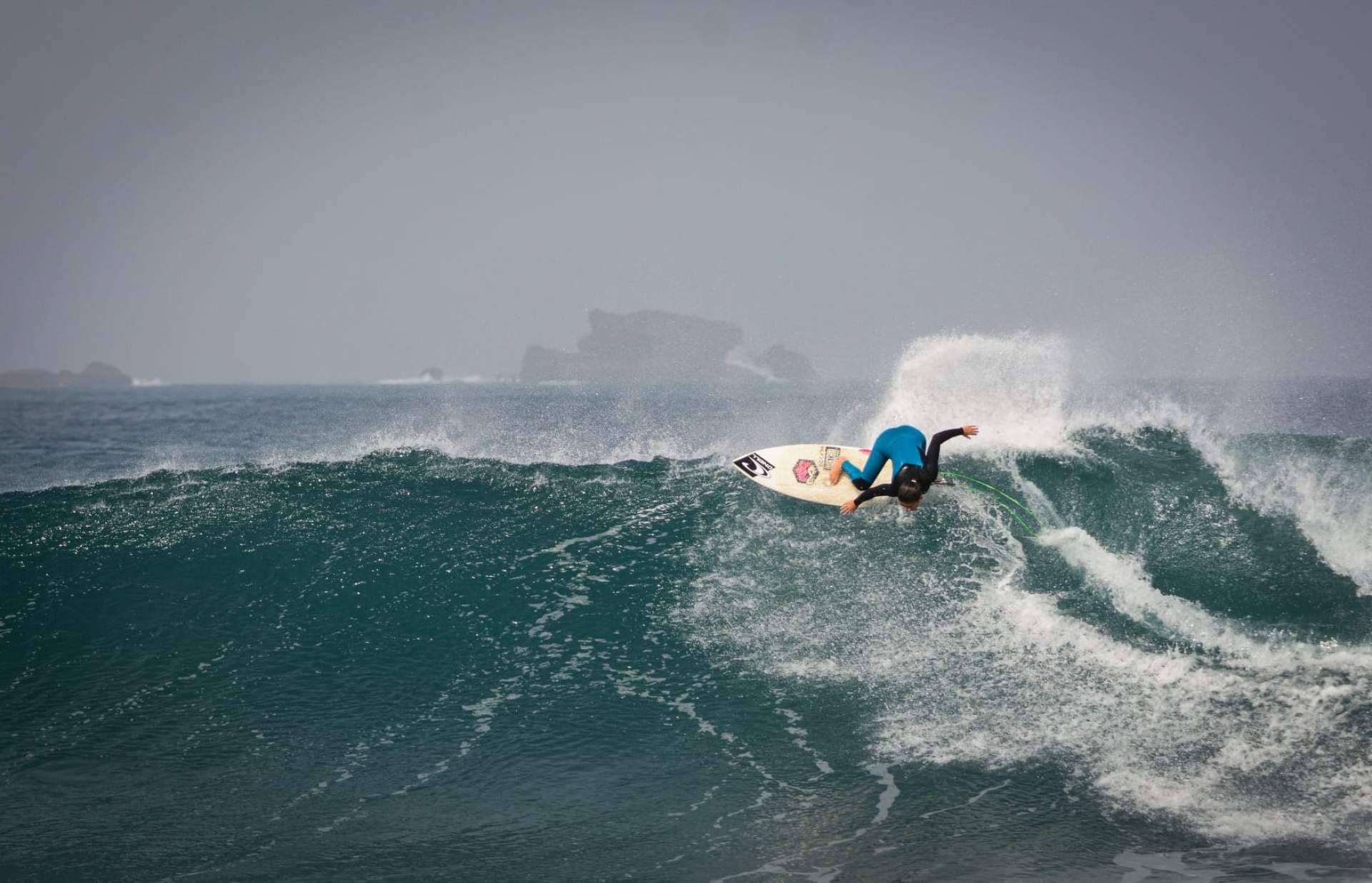 Bioksan esponsoriza a Lucía Machado, surfista española de élite