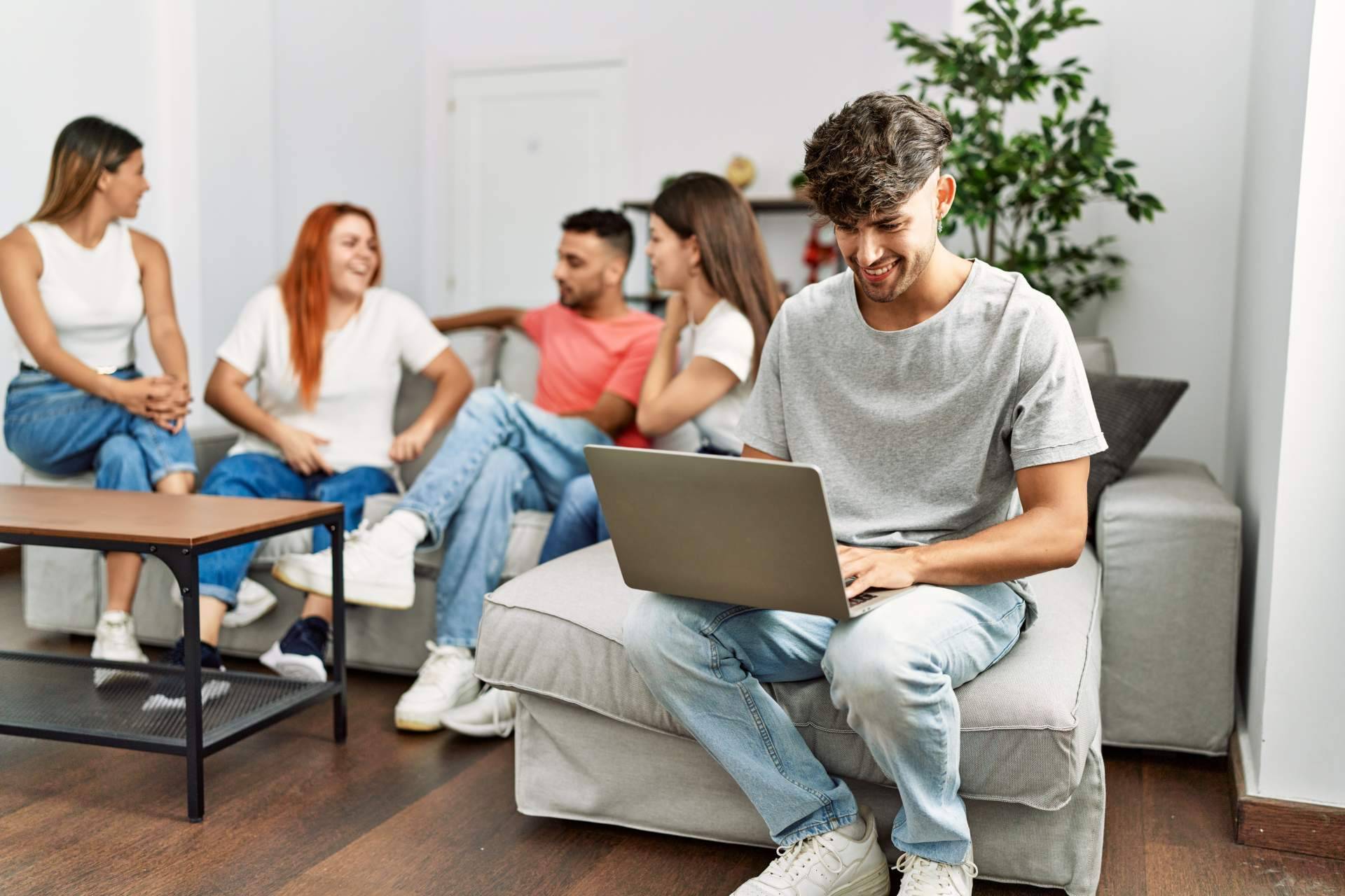 Encontrar pisos para estudiantes de una manera rápida, segura y personalizada en España con LIVE4LIFE